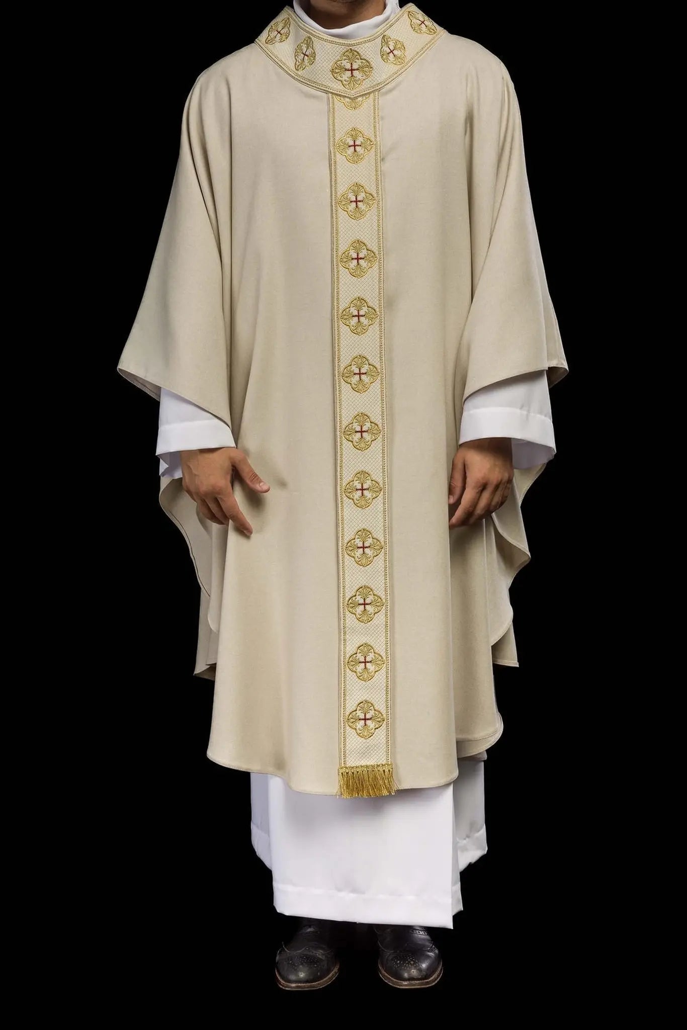 Chasuble en écru avec ceinture brodée et col en croix