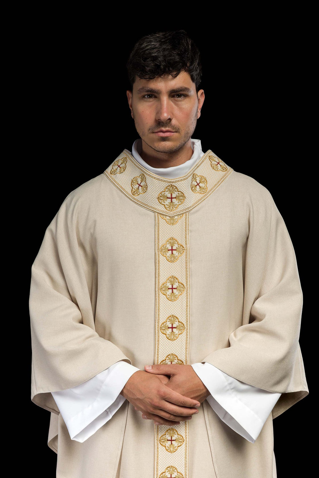 Ornat w kolorze ecru z haftowanym pasem i kołnierzem w krzyże - ORNATY.PL
