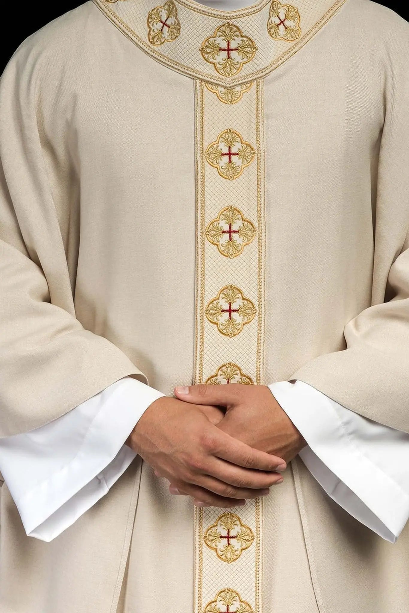 Chasuble en écru avec ceinture brodée et col en croix
