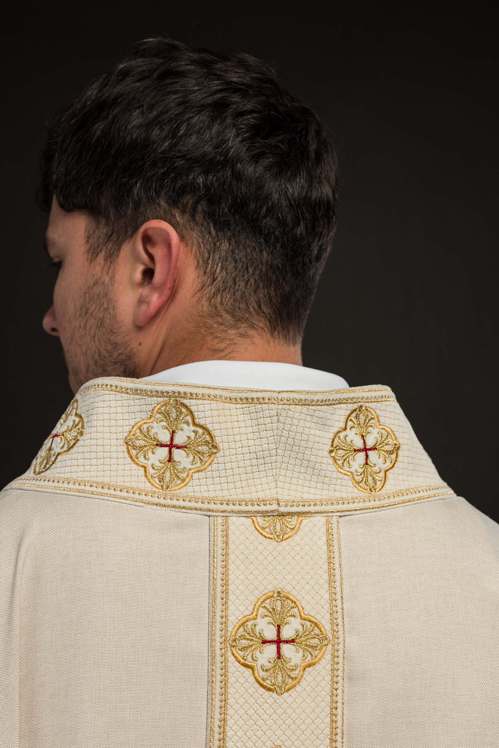Ornat w kolorze ecru z haftowanym pasem i kołnierzem w krzyże - ORNATY.PL