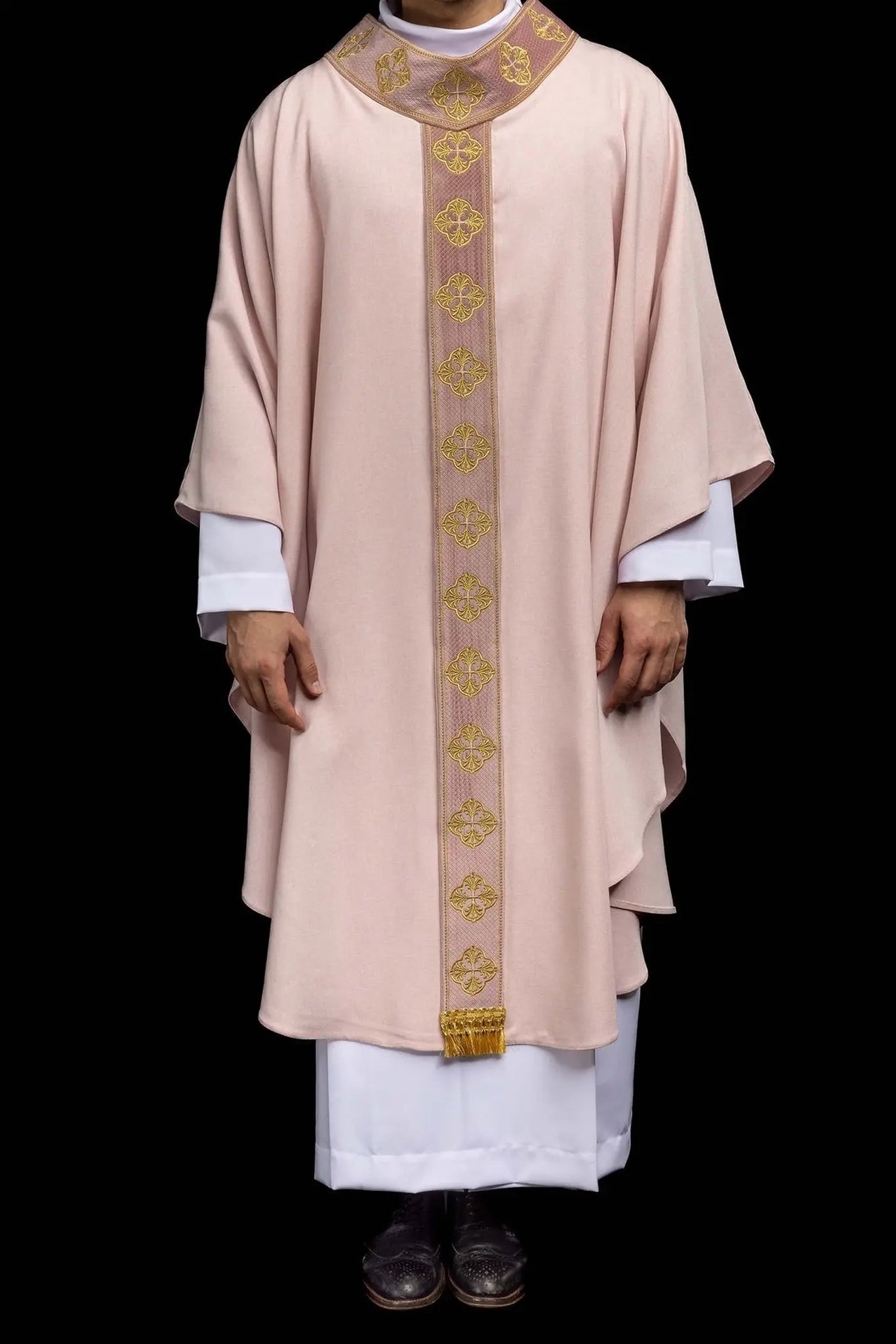 Chasuble rose avec orfreie et col brodés d'une croix