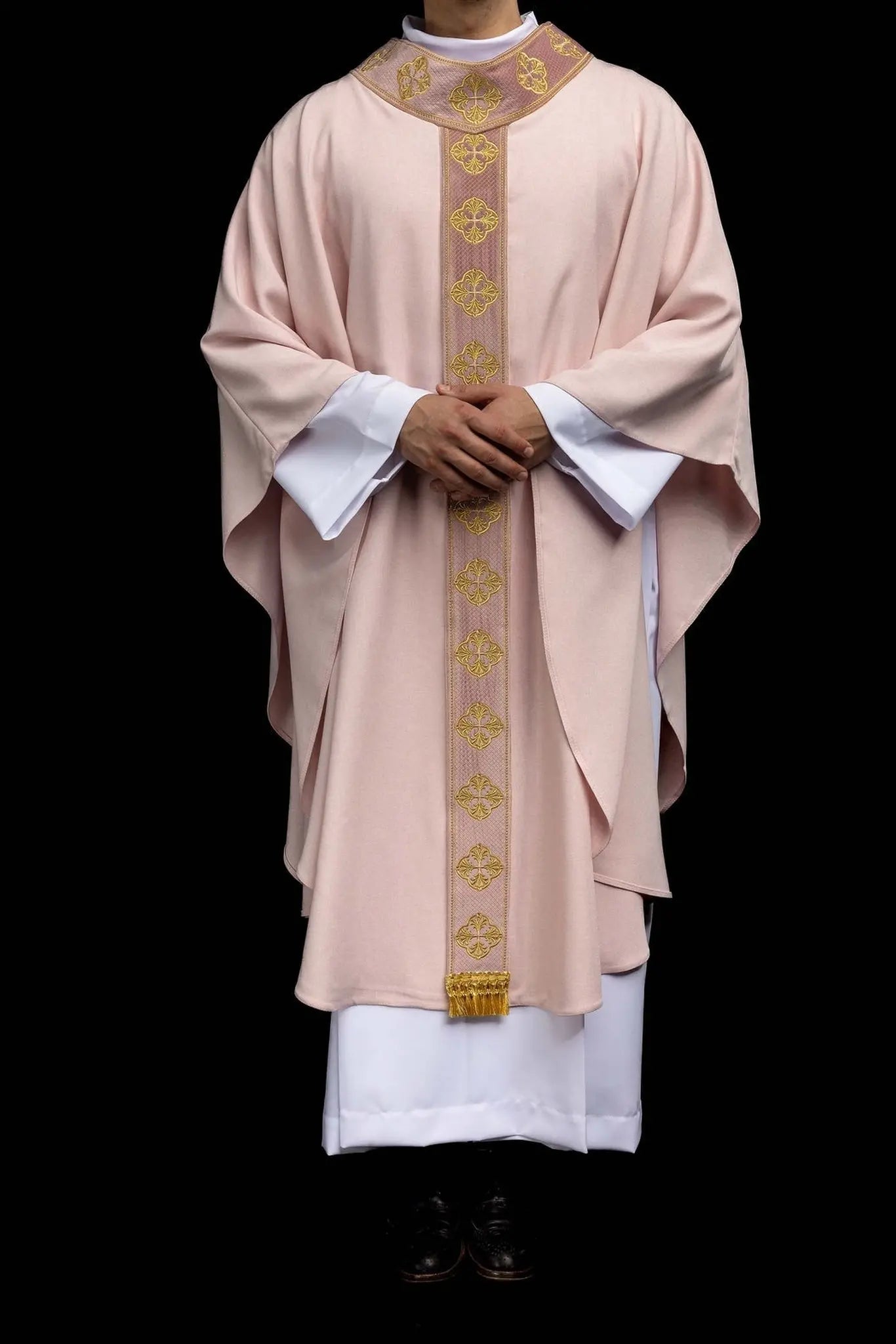 Chasuble rose avec orfreie et col brodés d'une croix