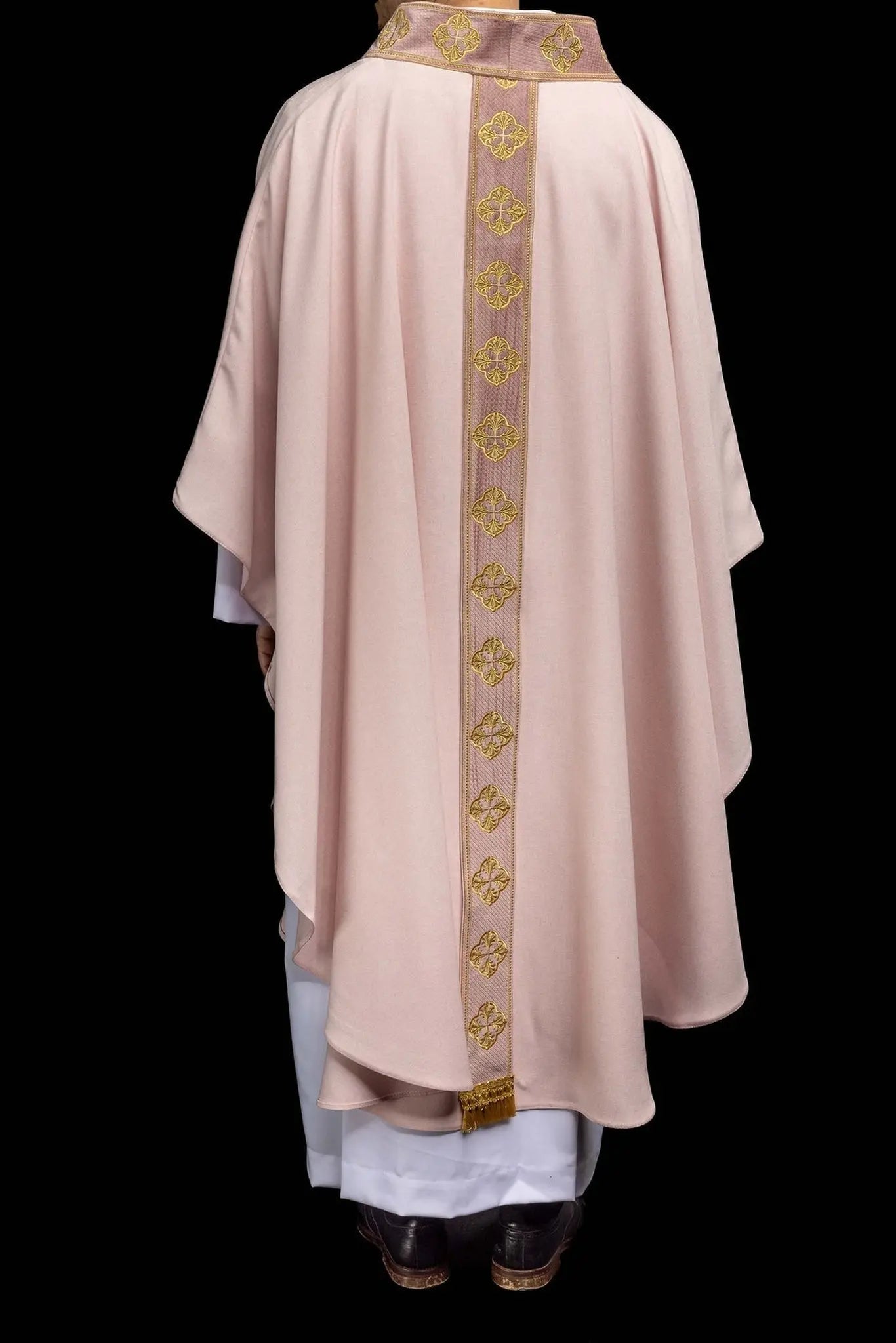 Chasuble rose avec orfreie et col brodés d'une croix
