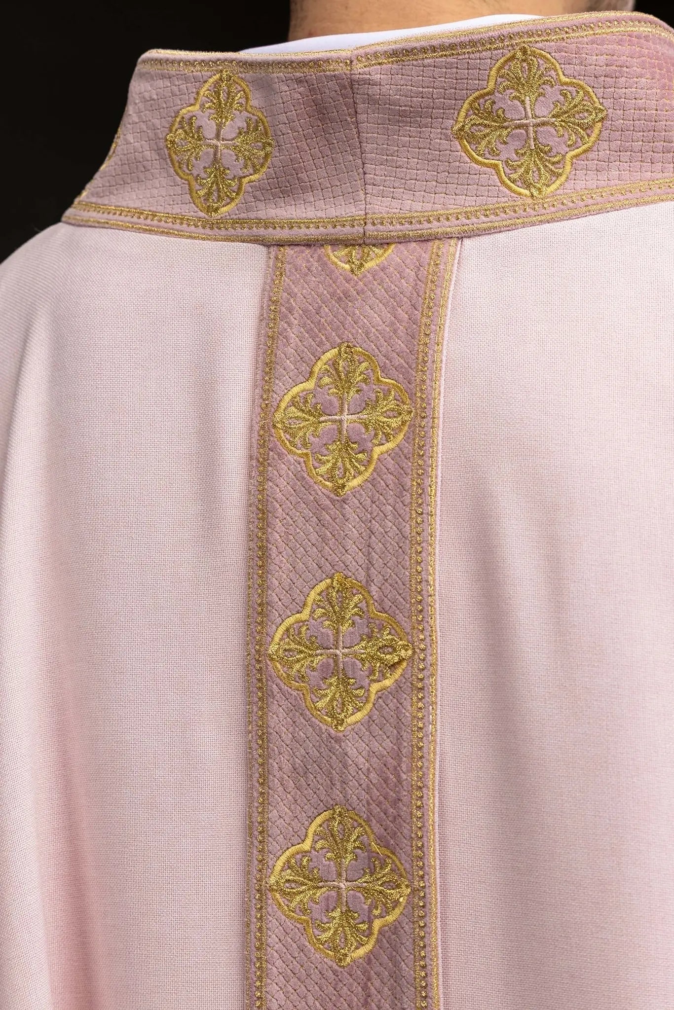 Chasuble rose avec orfreie et col brodés d'une croix