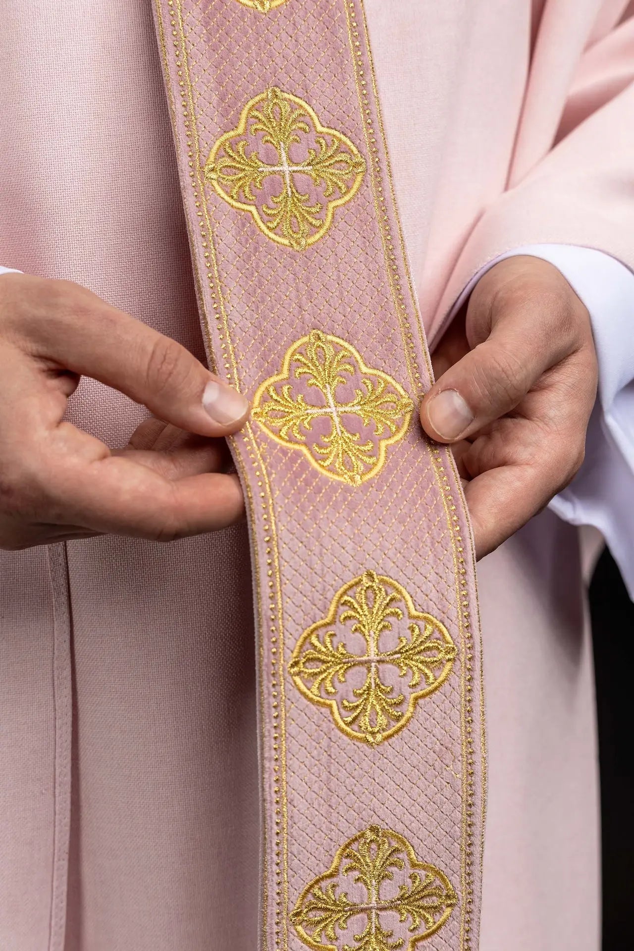 Chasuble rose avec orfreie et col brodés d'une croix