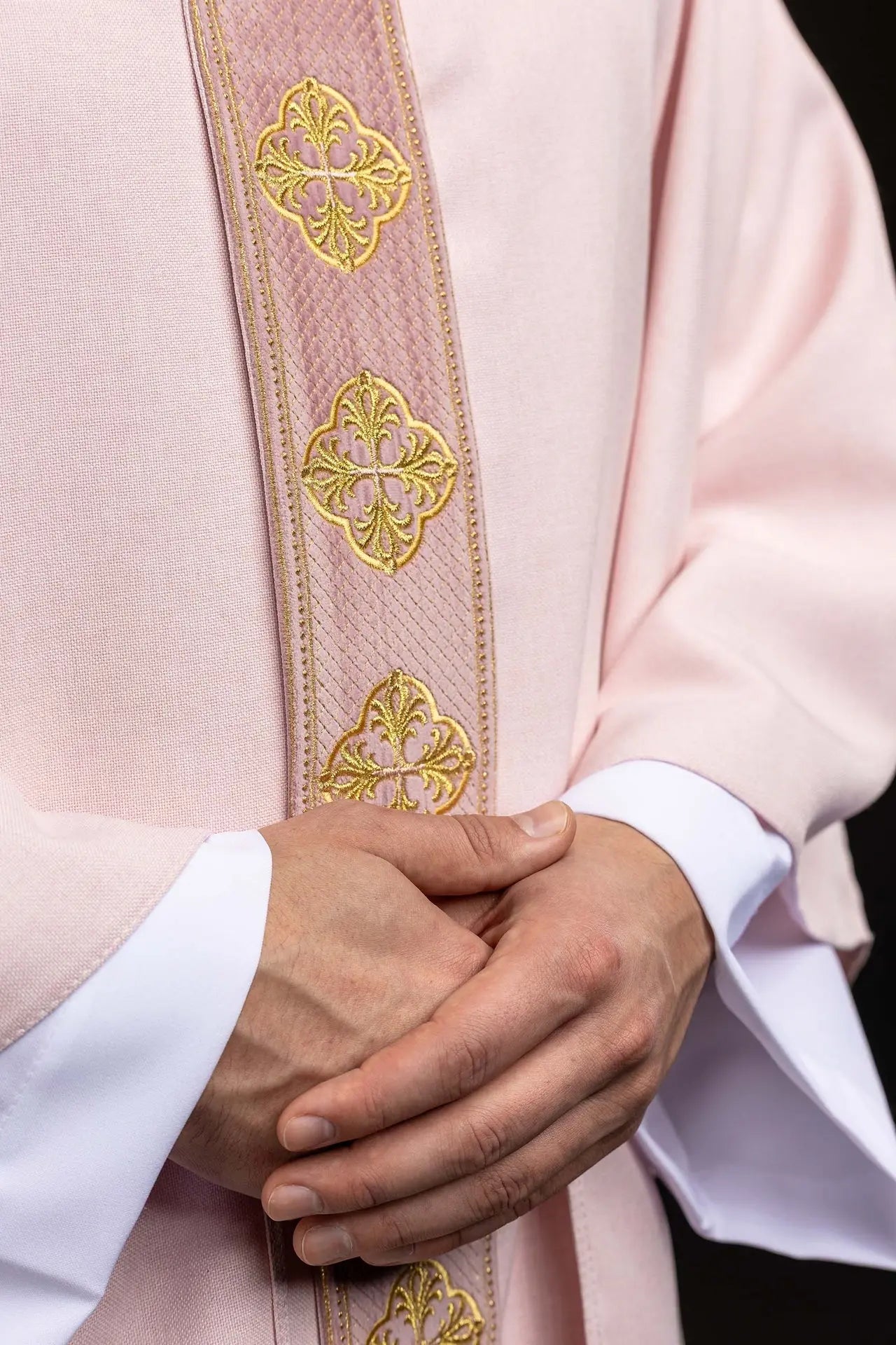 Chasuble rose avec orfreie et col brodés d'une croix