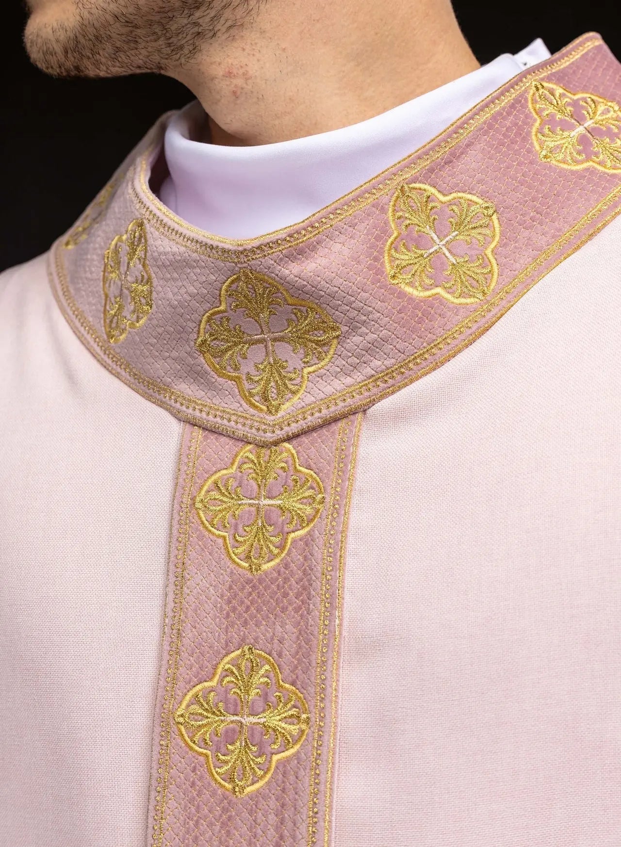 Chasuble rose avec orfreie et col brodés d'une croix