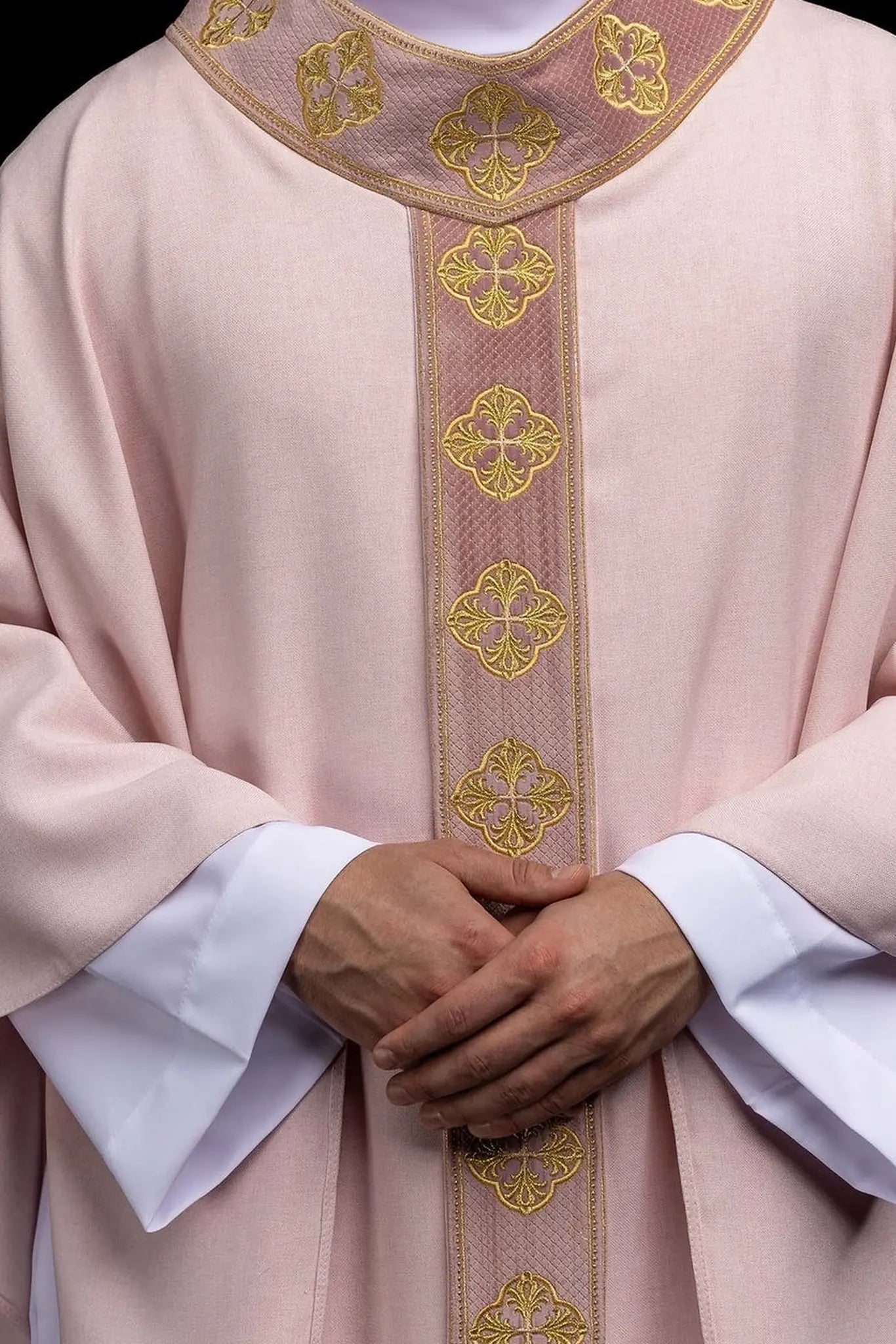 Chasuble rose avec orfreie et col brodés d'une croix