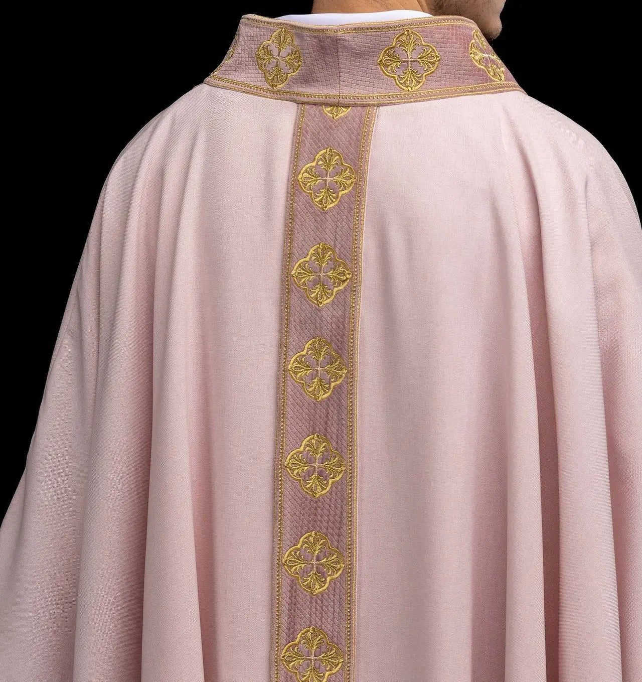 Chasuble rose avec orfreie et col brodés d'une croix