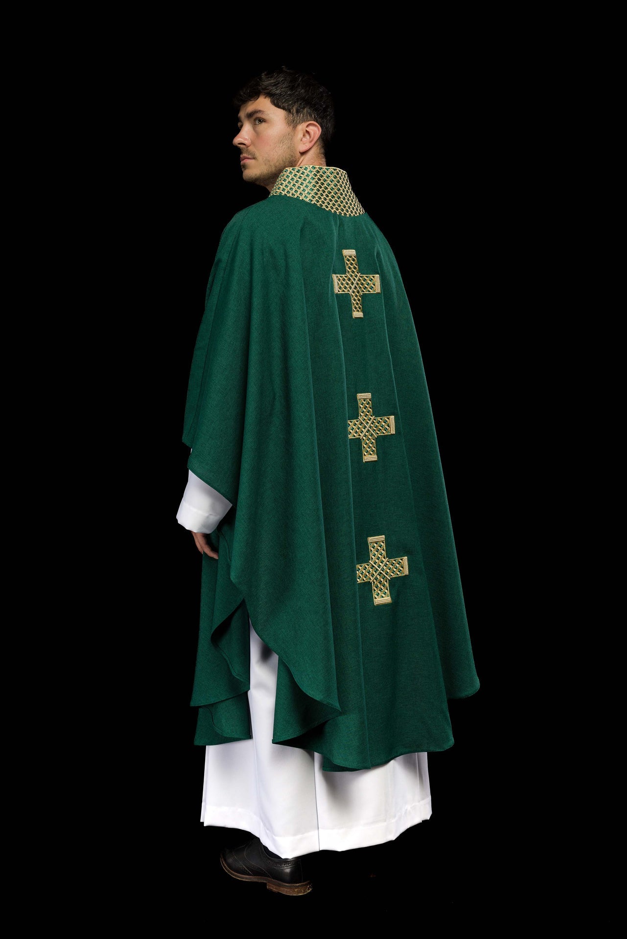 Ornat w kolorze zielonym z haftowanymi krzyżami i kołnierzem - ORNATY.PL