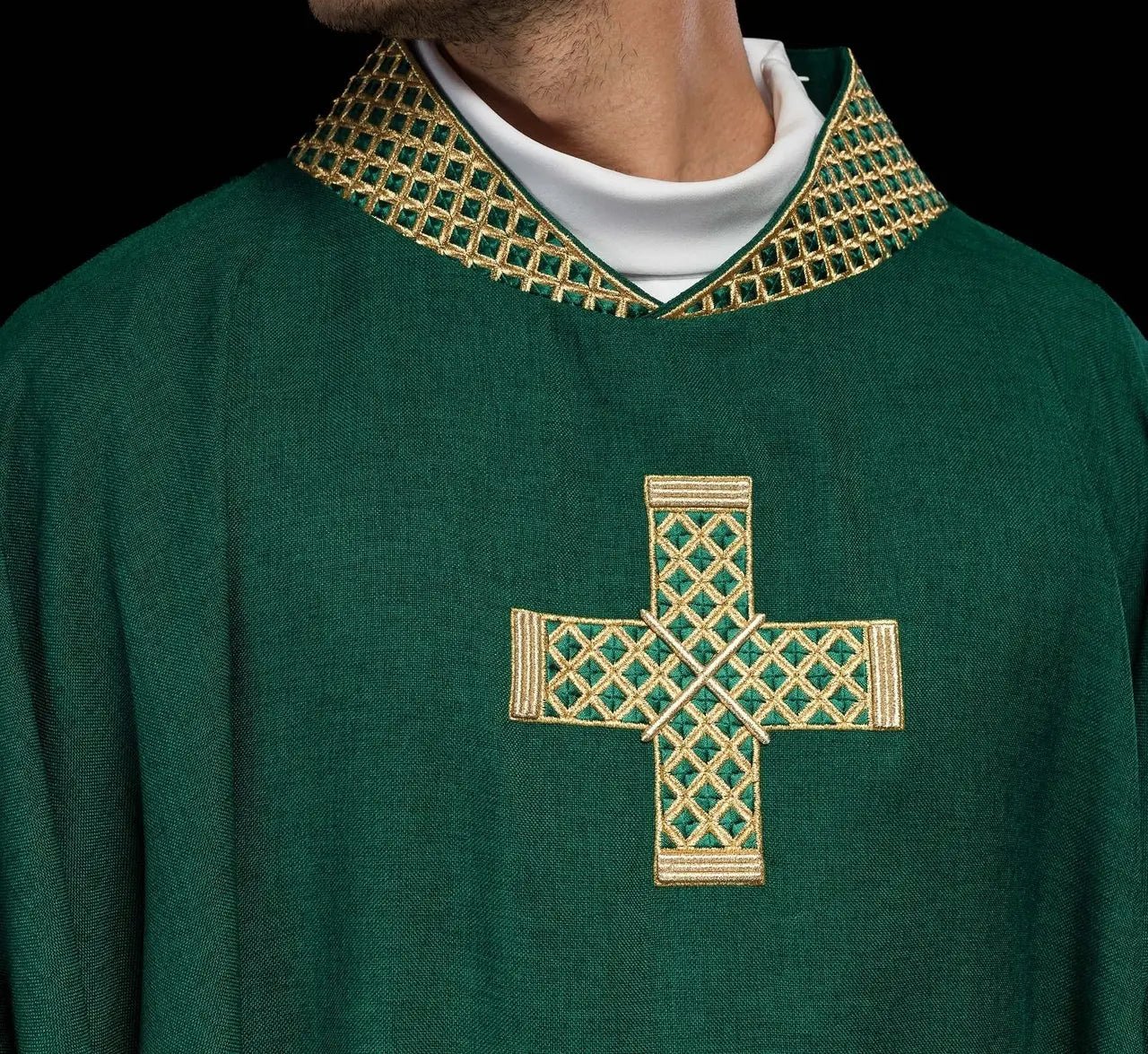Chasuble verte avec croix dorées brodées et col
