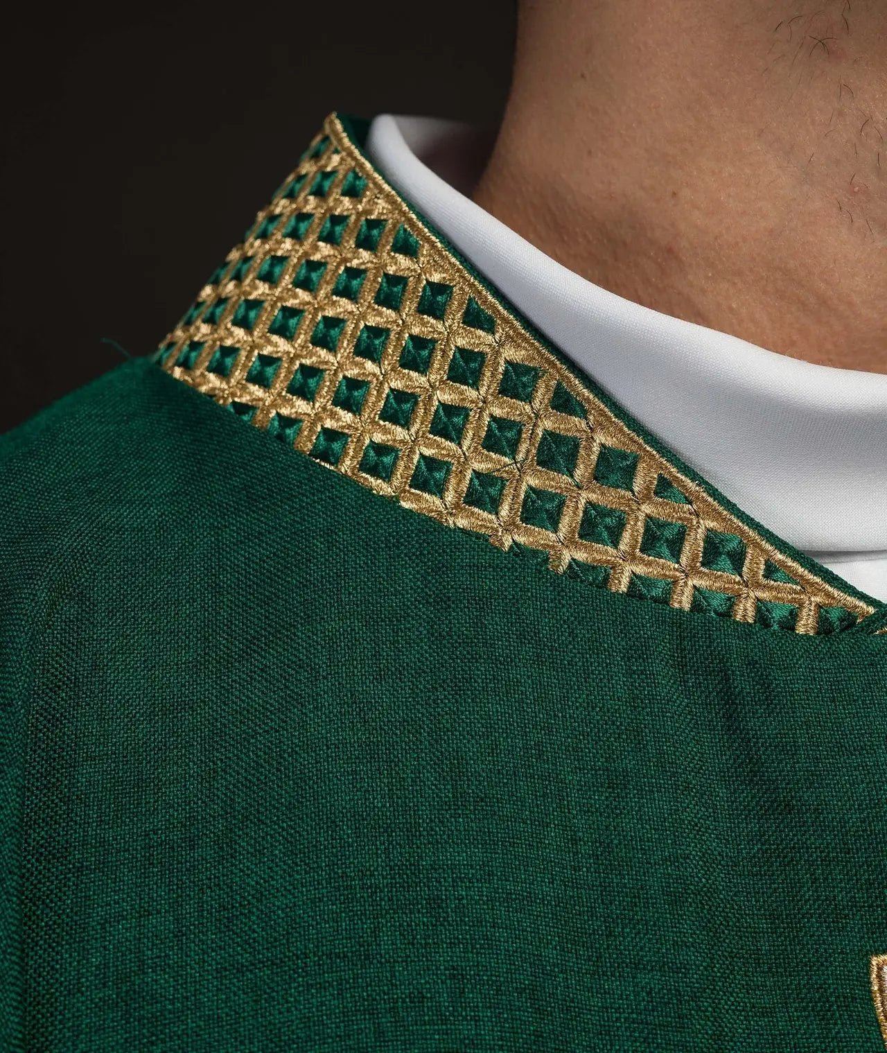 Chasuble verte avec croix dorées brodées et col