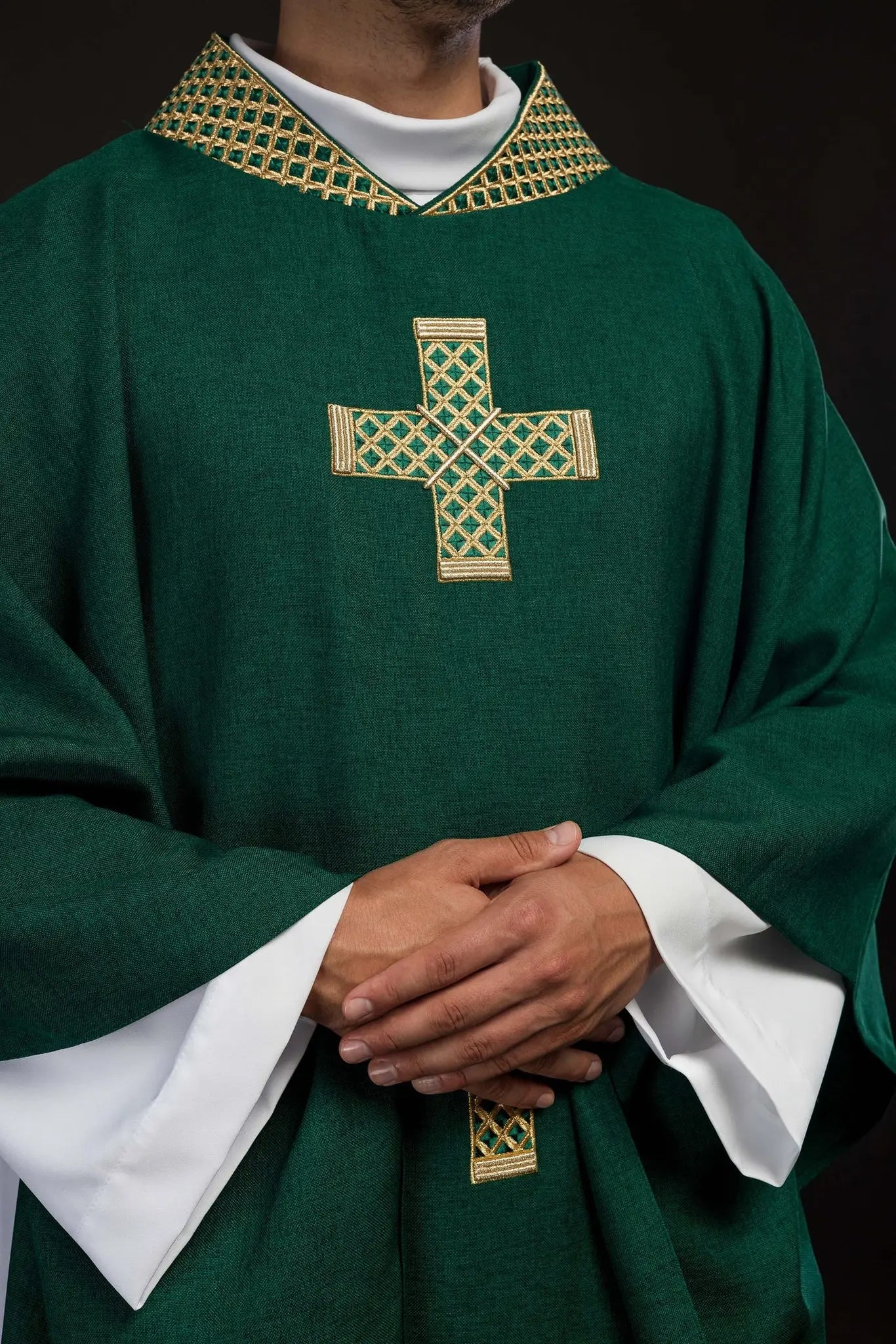 Chasuble verte avec croix dorées brodées et col