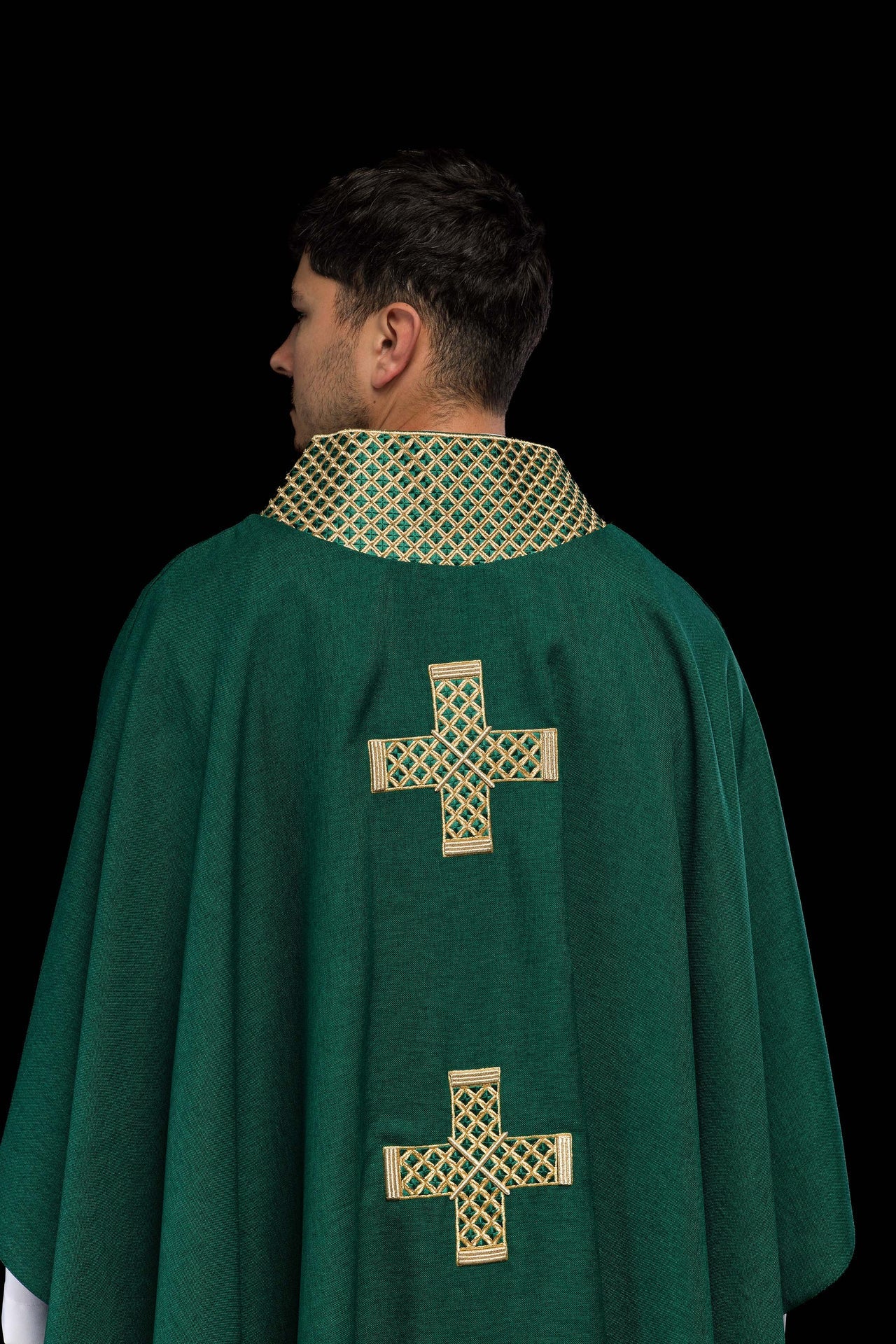 Ornat w kolorze zielonym z haftowanymi krzyżami i kołnierzem - ORNATY.PL