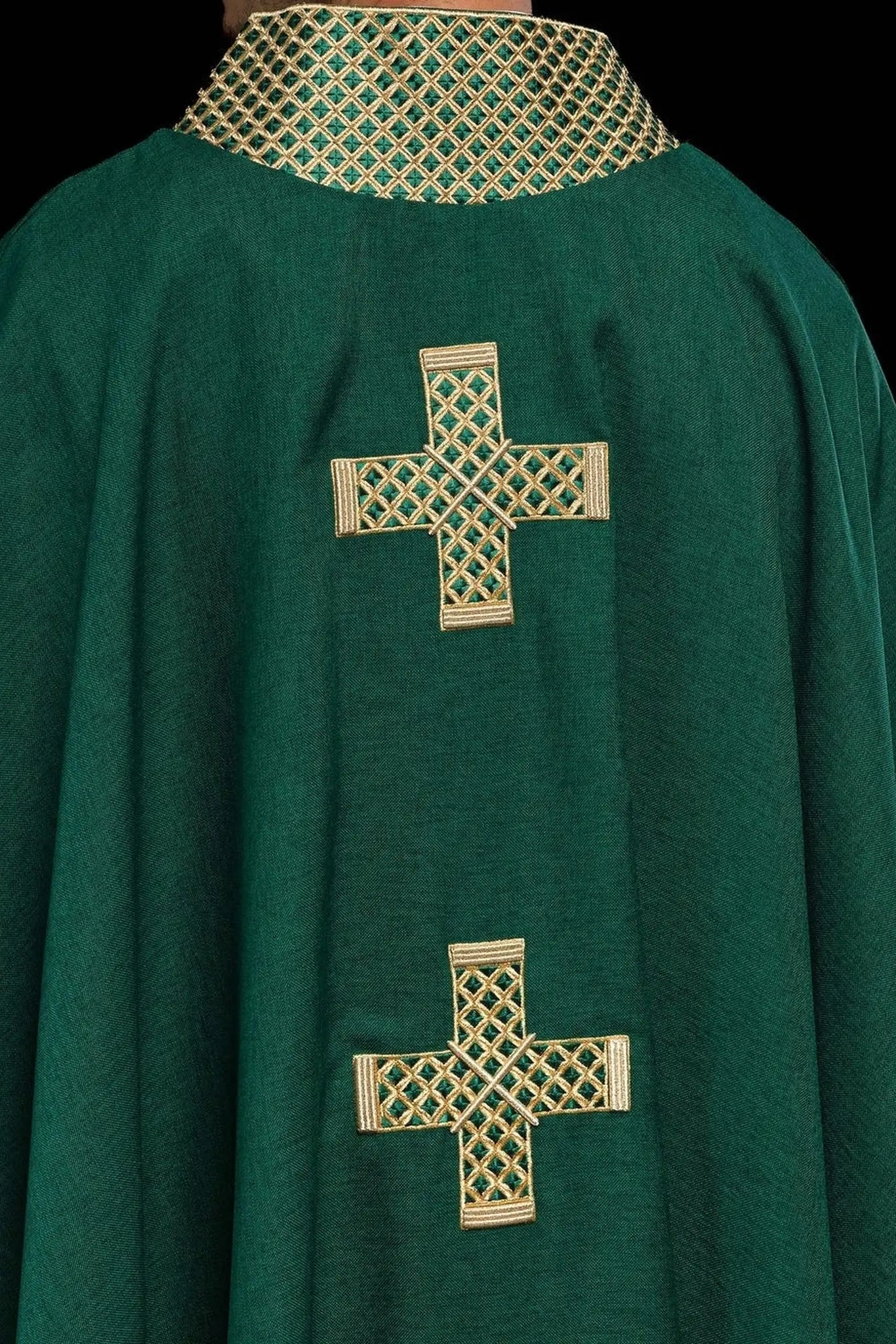 Chasuble verte avec croix dorées brodées et col