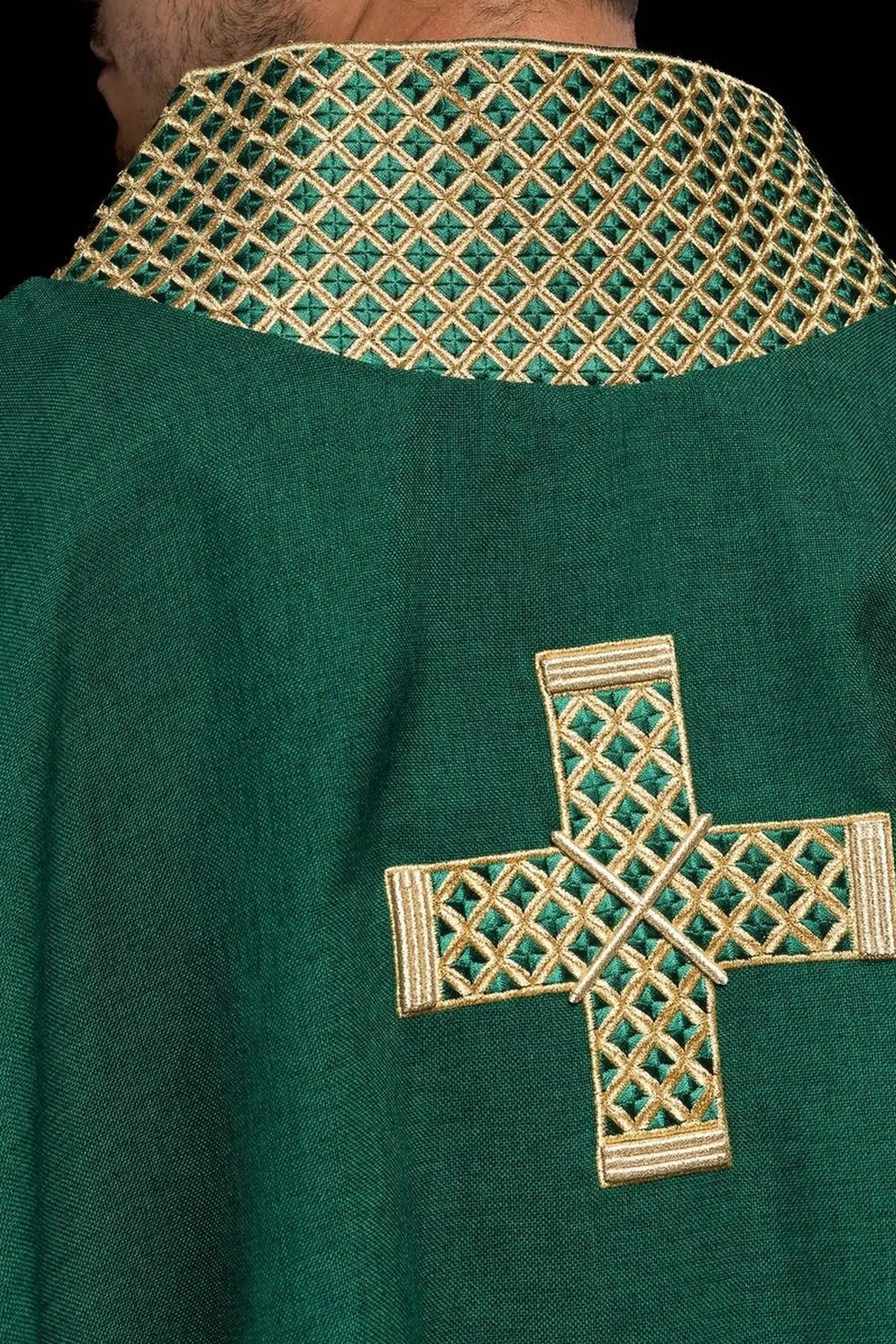 Chasuble verte avec croix dorées brodées et col