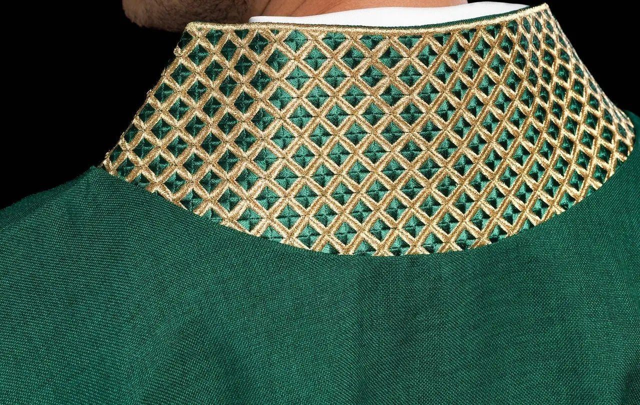 Chasuble verte avec croix dorées brodées et col