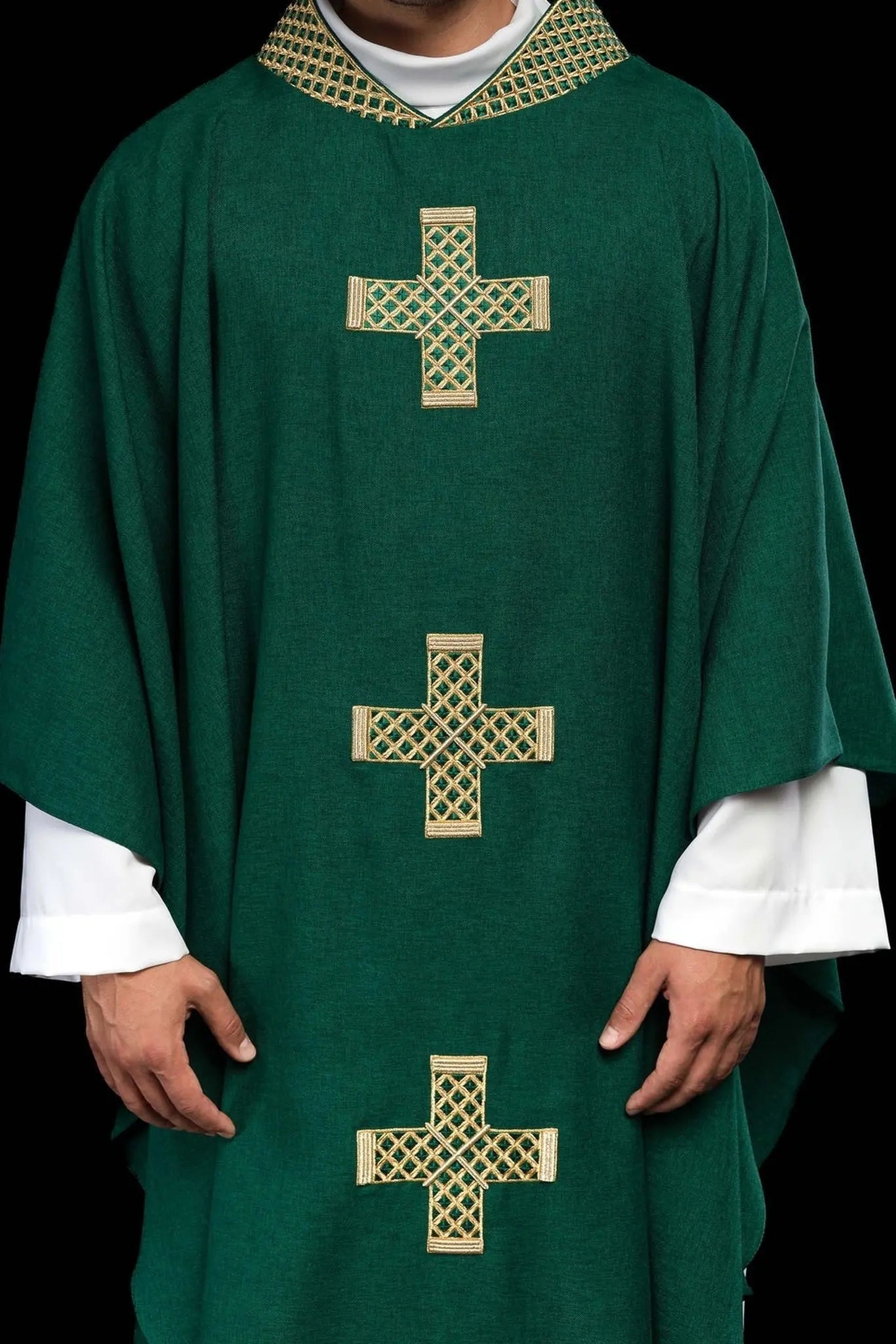 Chasuble verte avec croix dorées brodées et col