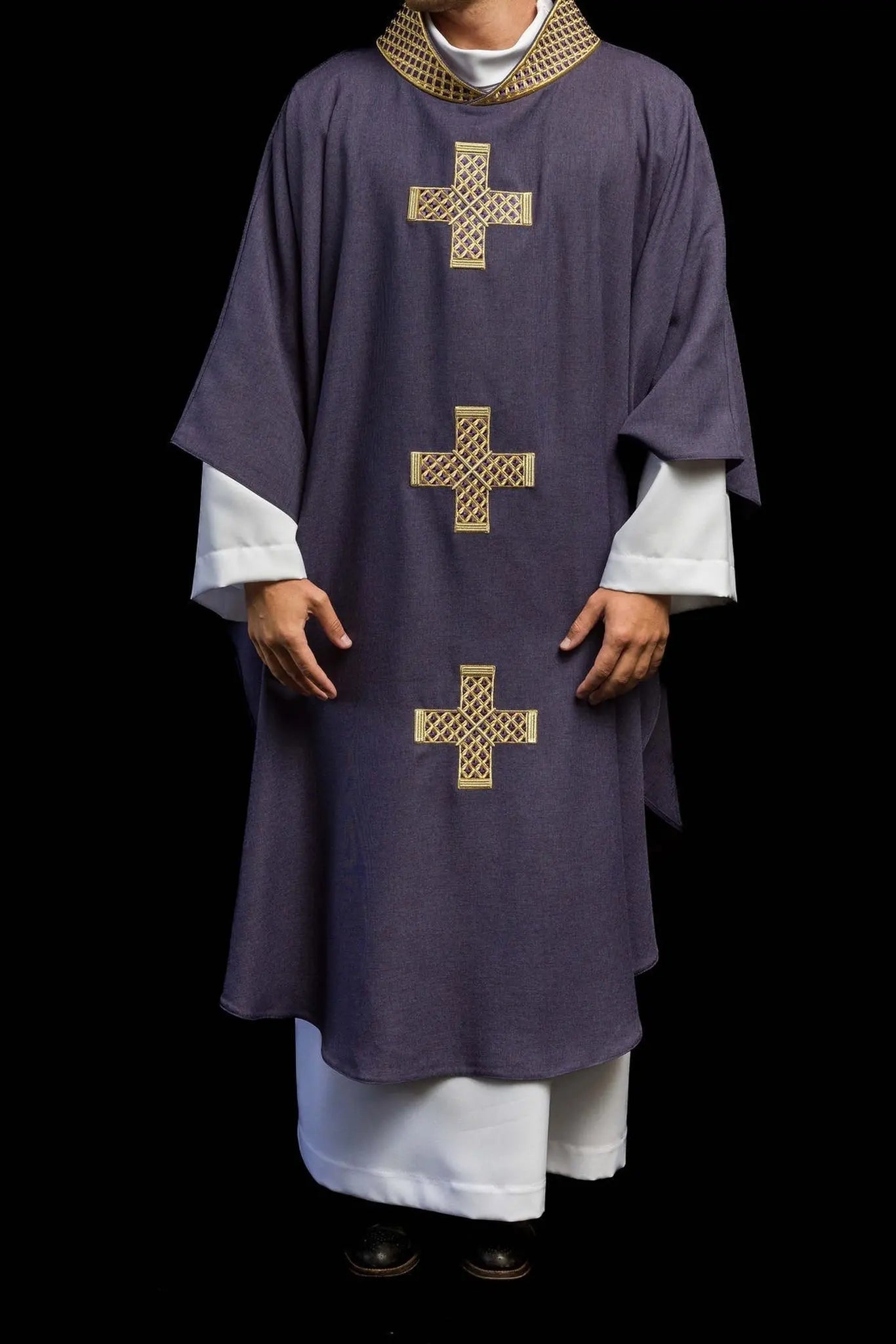 Chasuble violette avec croix brodées et col