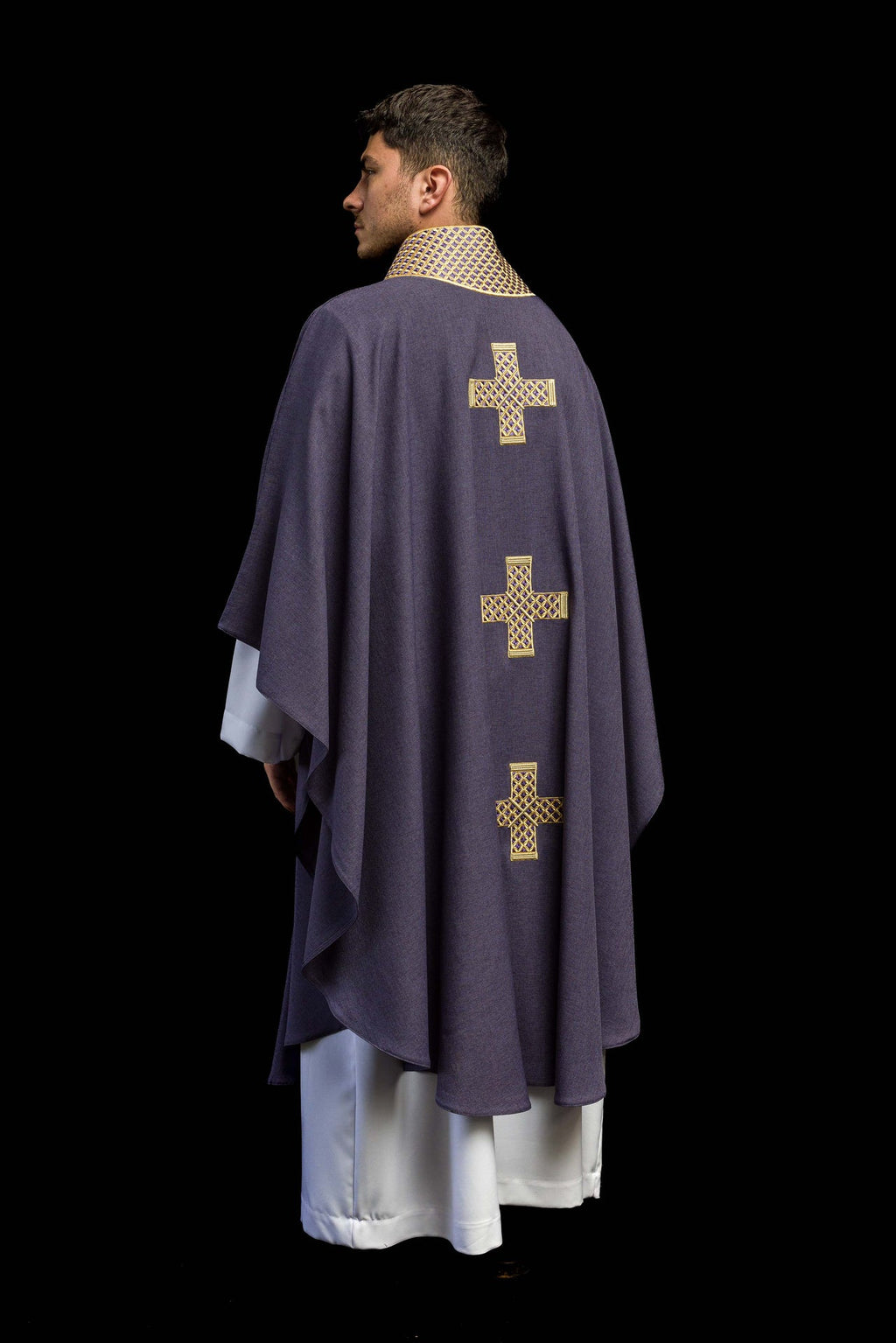 Ornat w kolorze fioletowym z haftowanymi krzyżami i kołnierzem - ORNATY.PL