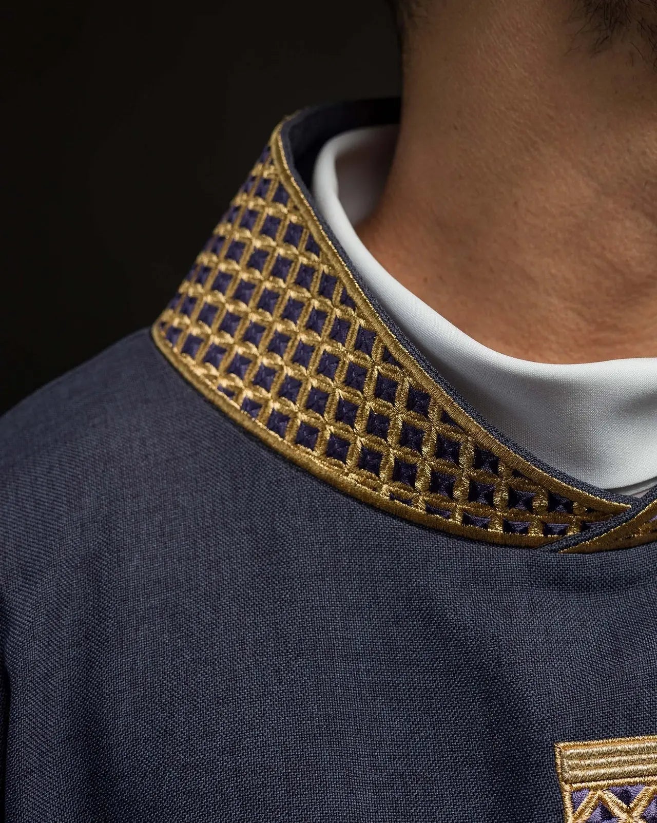 Chasuble violette avec croix brodées et col