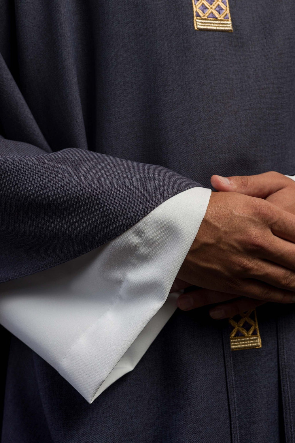 Ornat w kolorze fioletowym z haftowanymi krzyżami i kołnierzem - ORNATY.PL