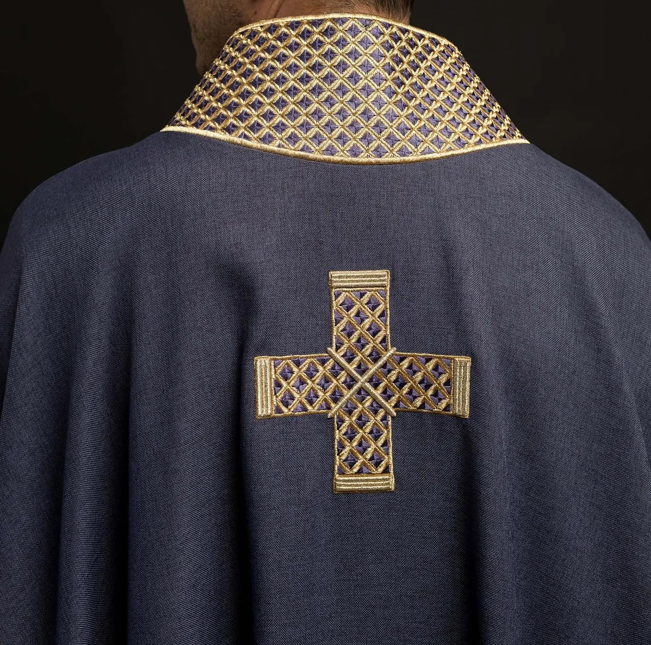 Chasuble violette avec croix brodées et col