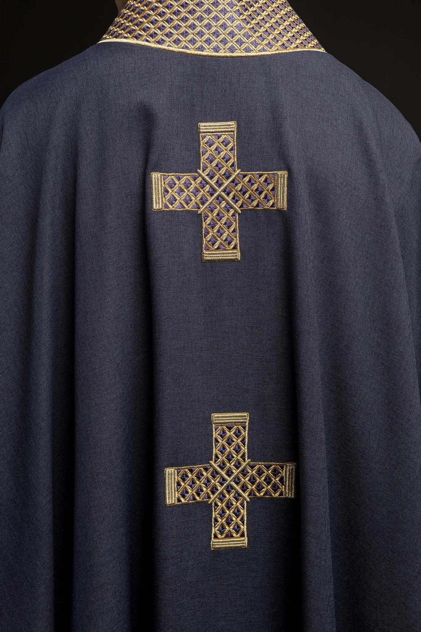 Chasuble violette avec croix brodées et col