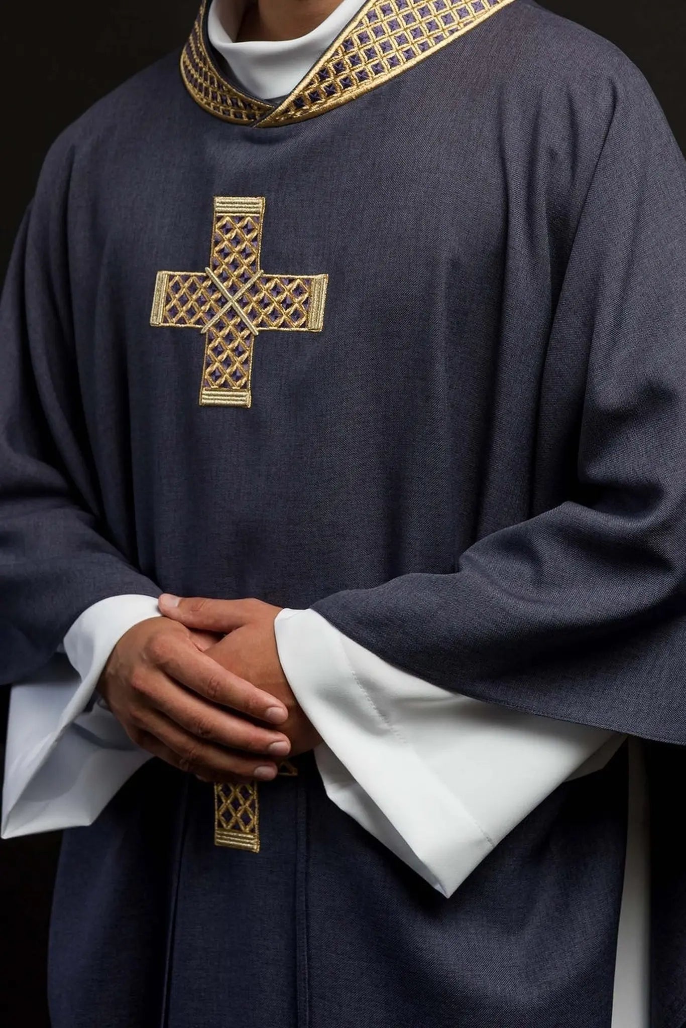 Chasuble violette avec croix brodées et col