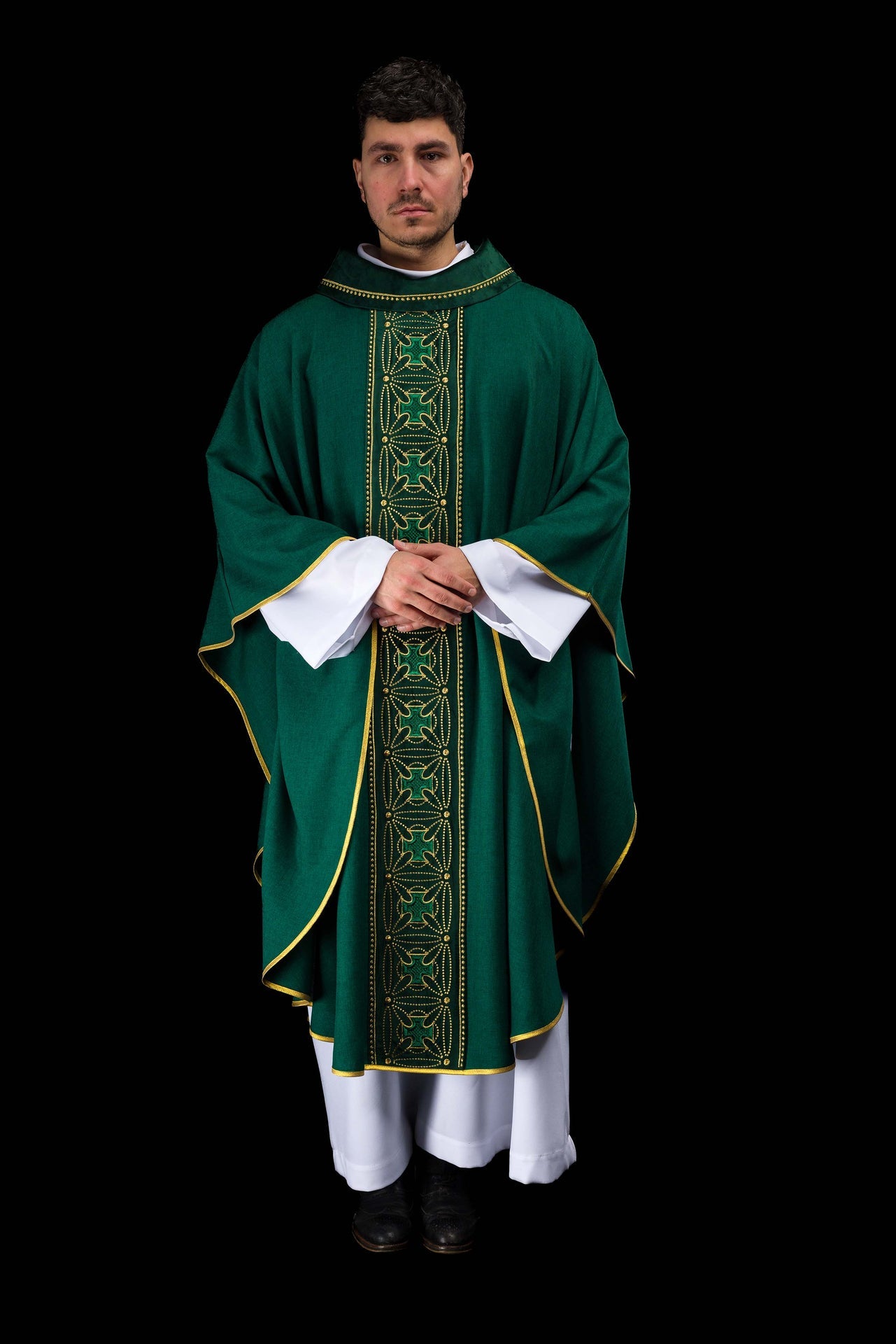 Chasuble liturgique avec ceinture richement décorée de croix en vert