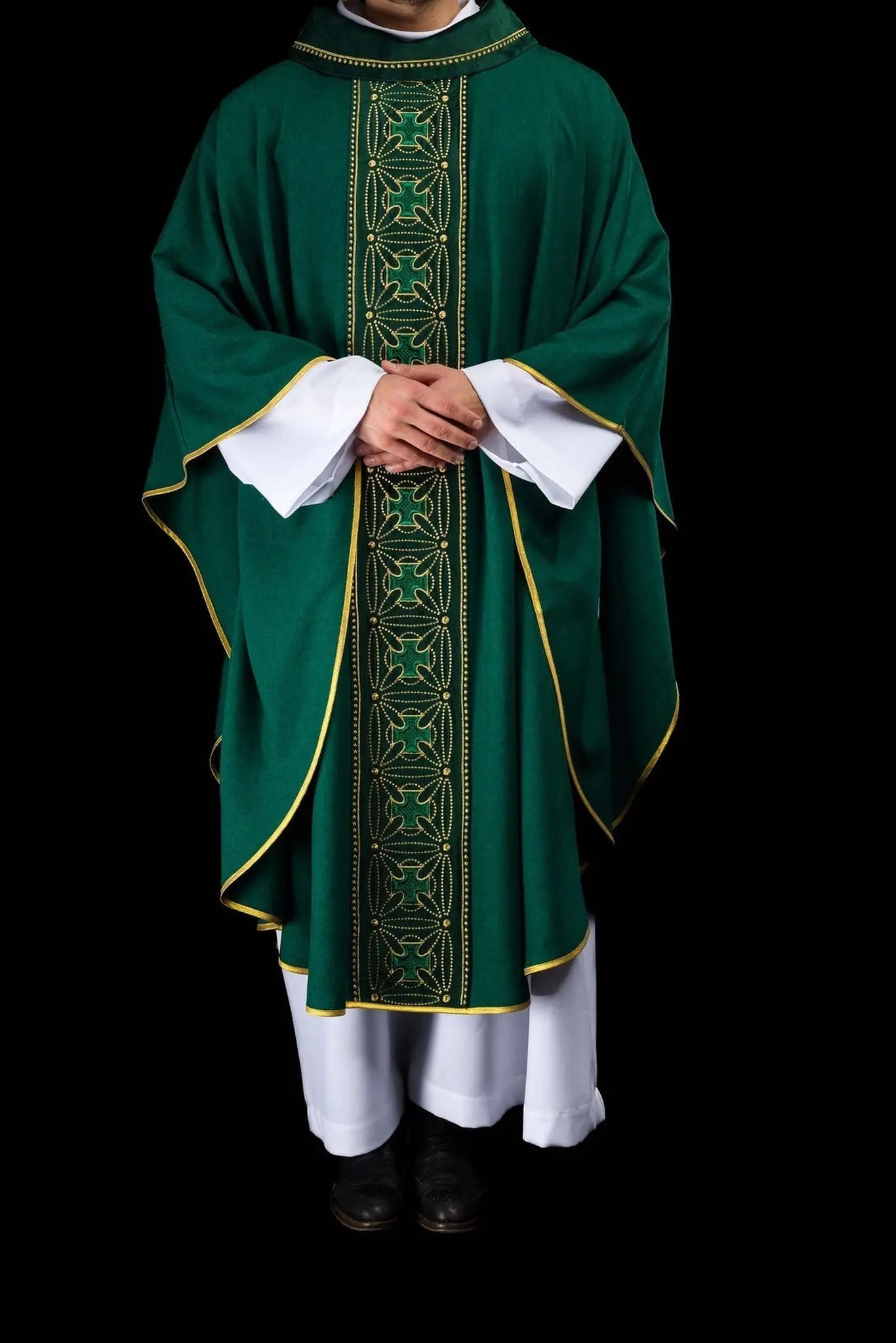 Chasuble liturgique avec ceinture richement décorée de croix en vert