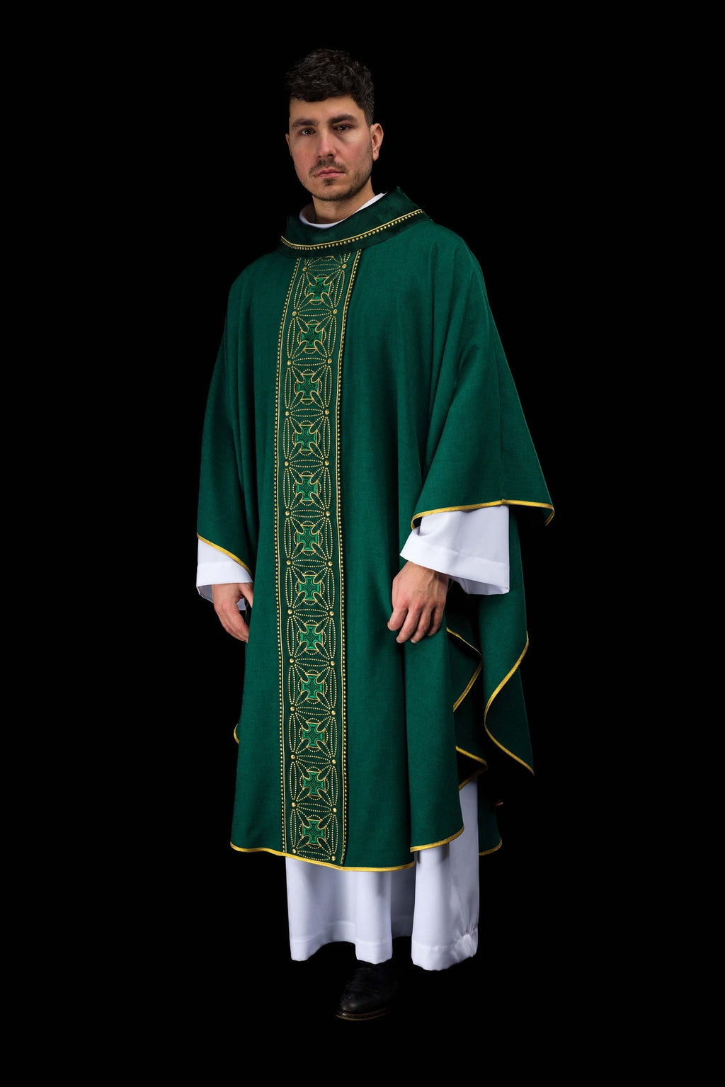Chasuble liturgique avec ceinture richement décorée de croix en vert