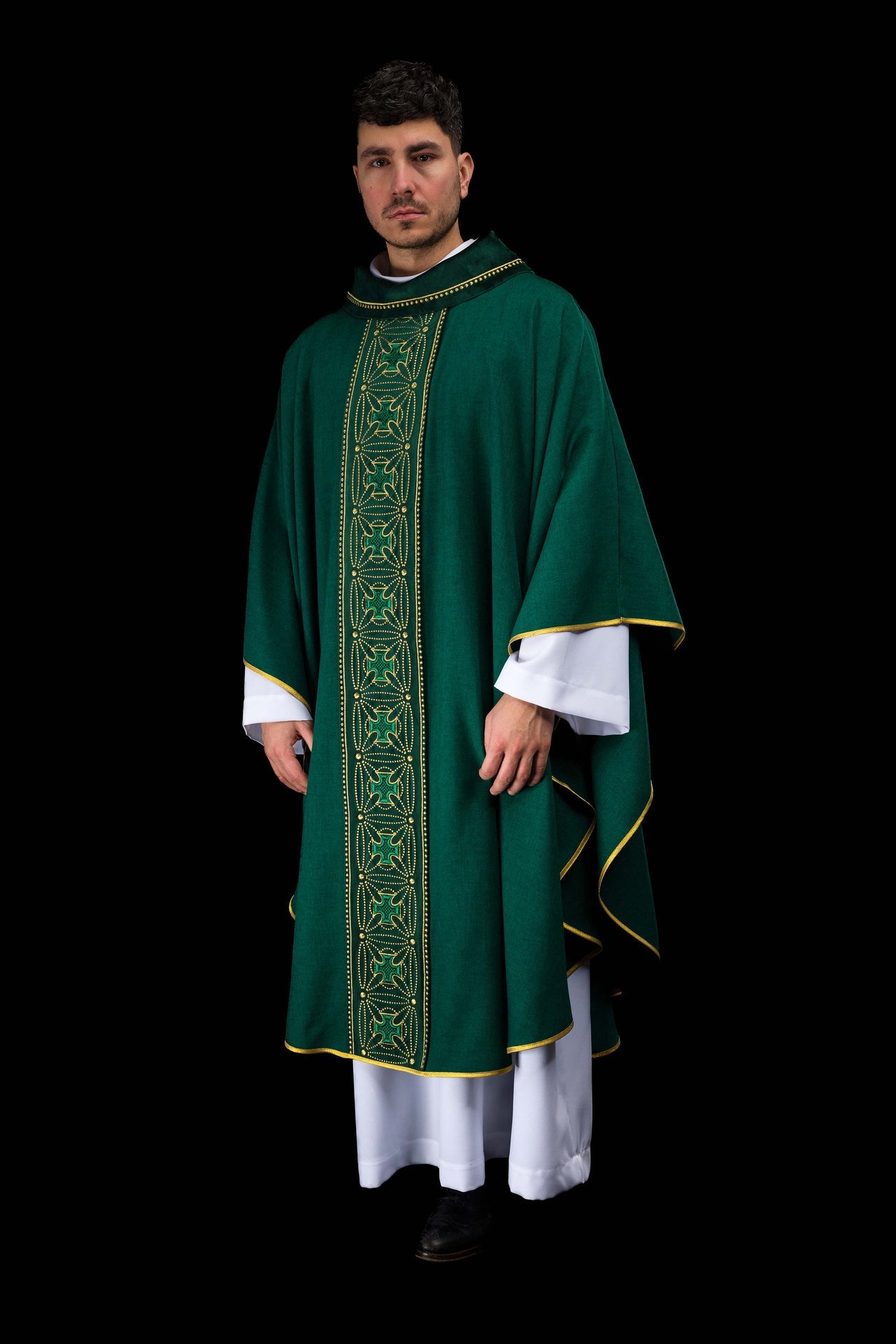 Chasuble liturgique avec ceinture richement décorée de croix en vert