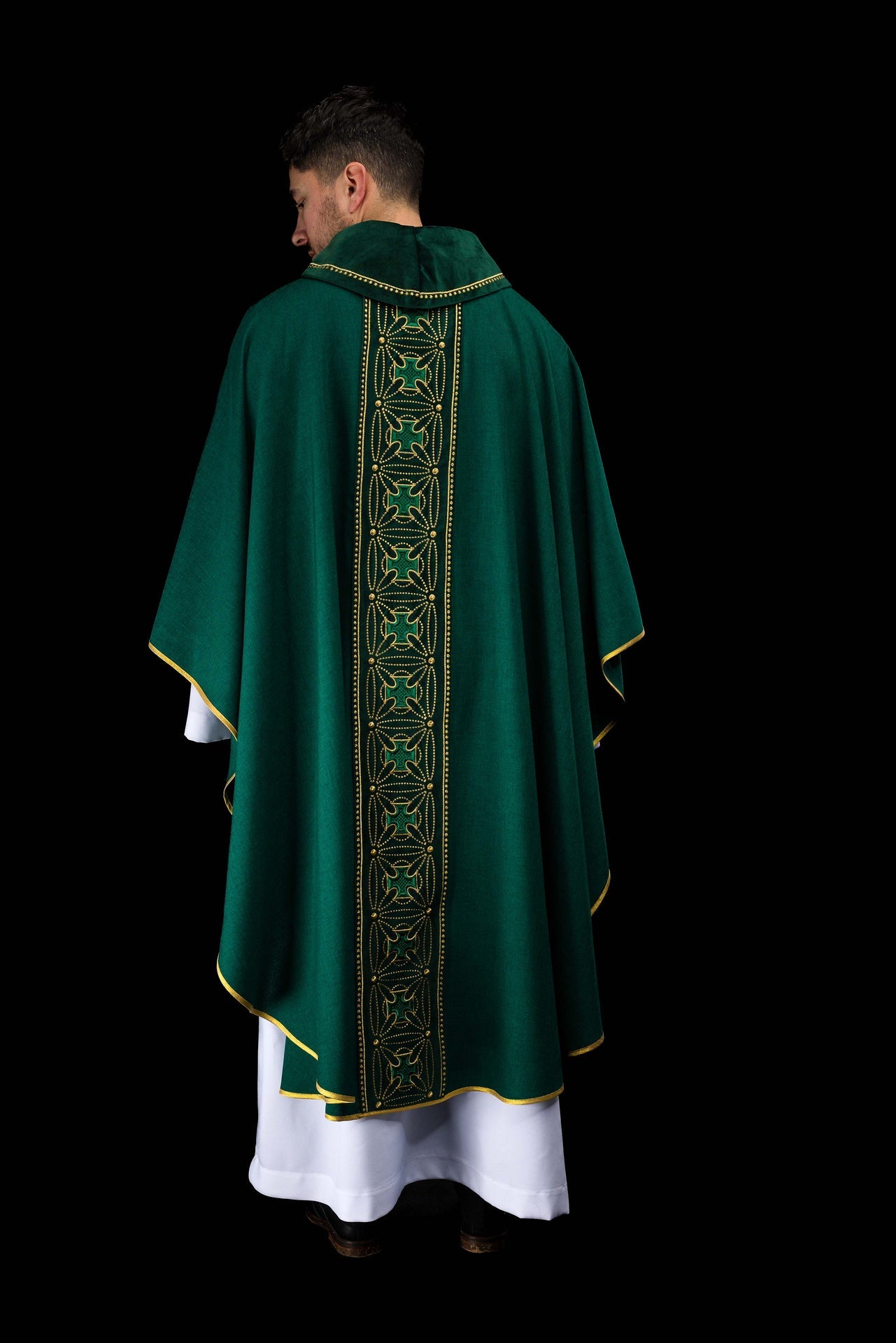 Chasuble liturgique avec ceinture richement décorée de croix en vert