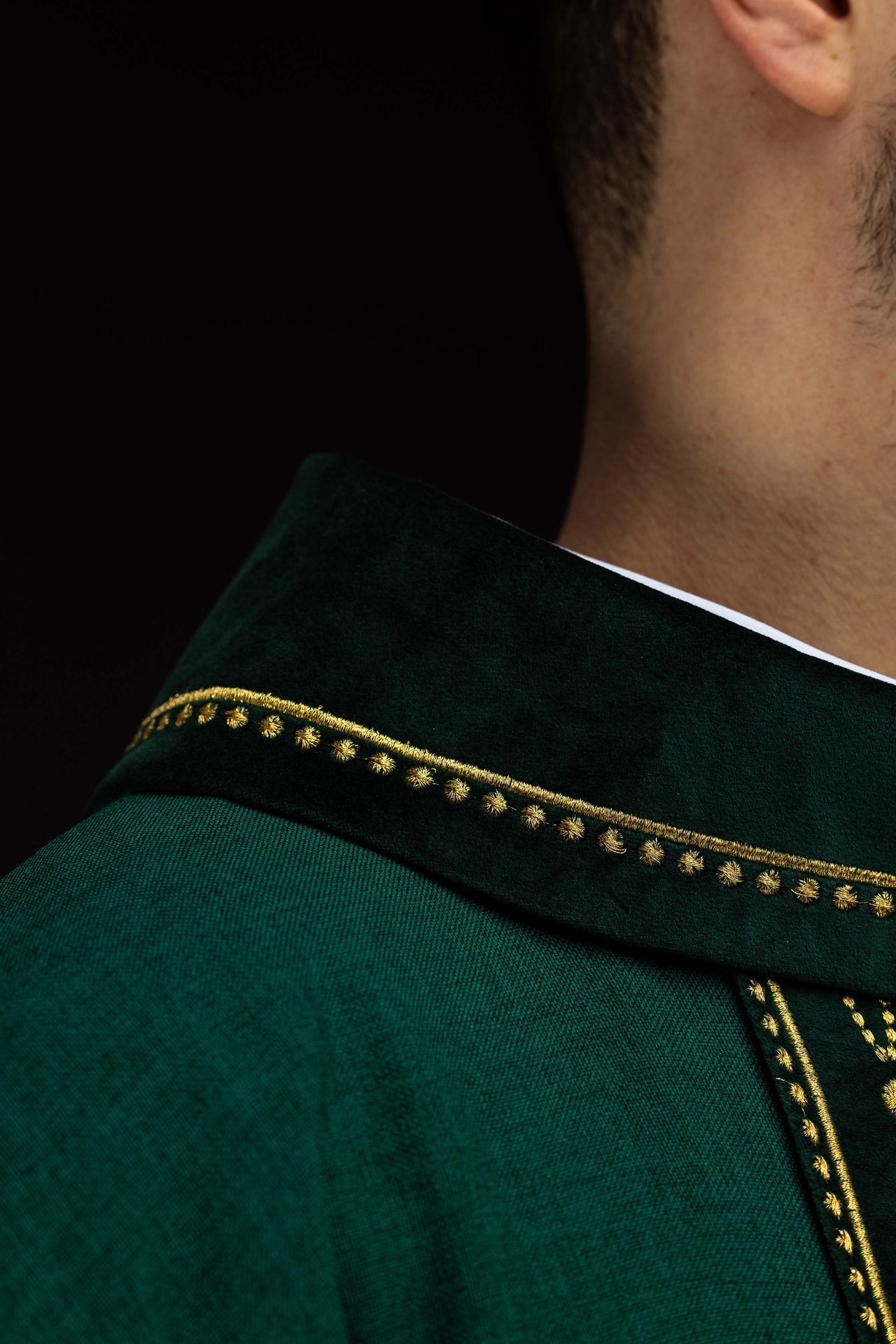 Chasuble liturgique avec ceinture richement décorée de croix en vert