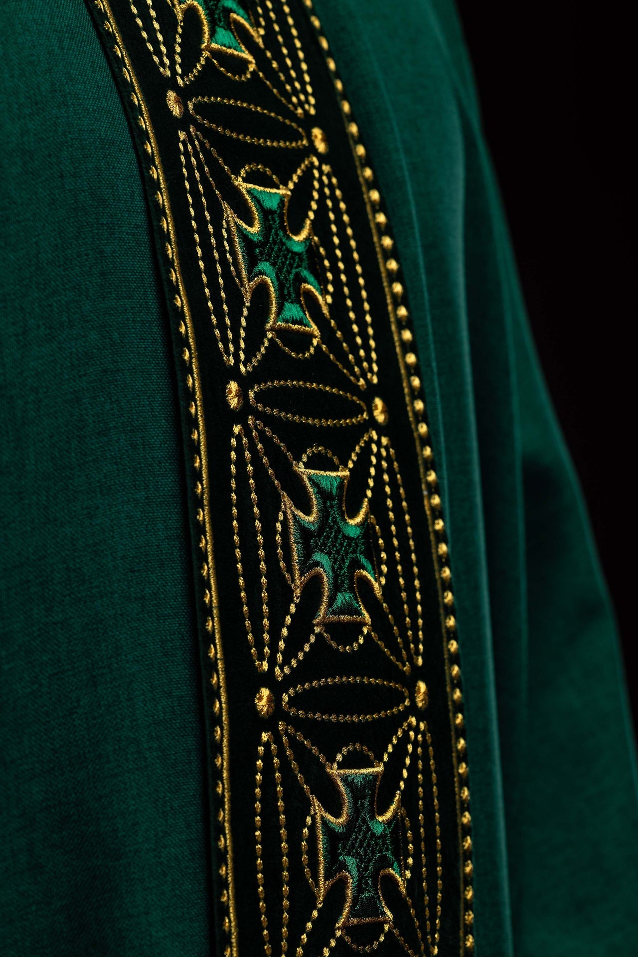 Chasuble liturgique avec ceinture richement décorée de croix en vert