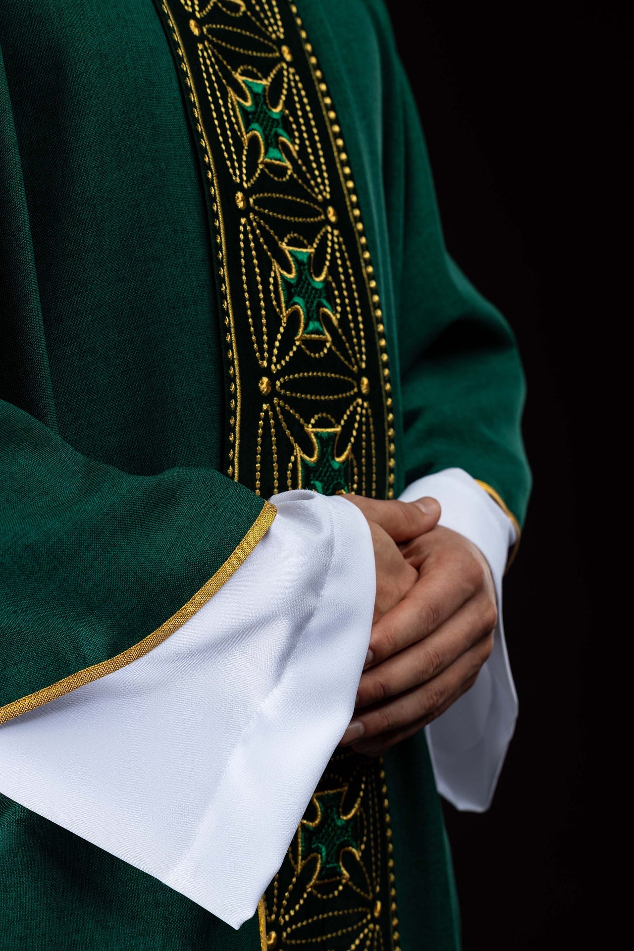 Chasuble liturgique avec ceinture richement décorée de croix en vert