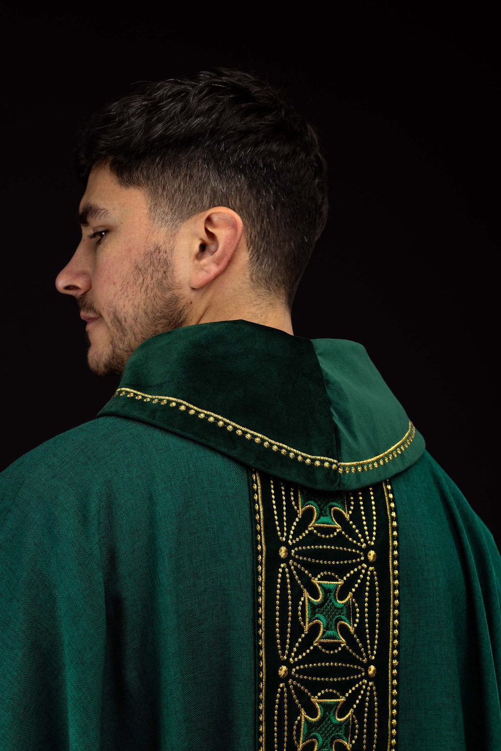 Chasuble liturgique avec ceinture richement décorée de croix en vert