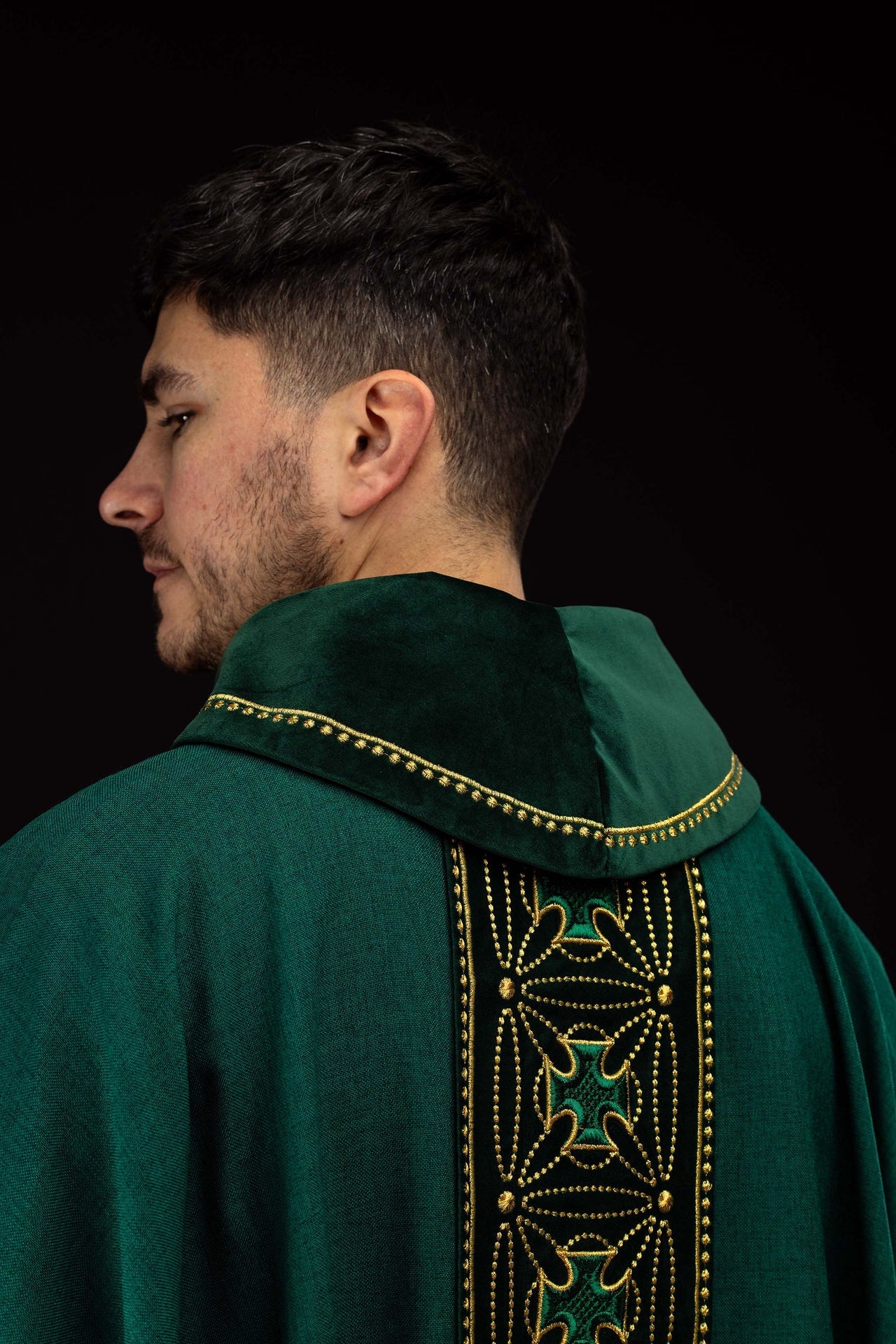 Chasuble liturgique avec ceinture richement décorée de croix en vert