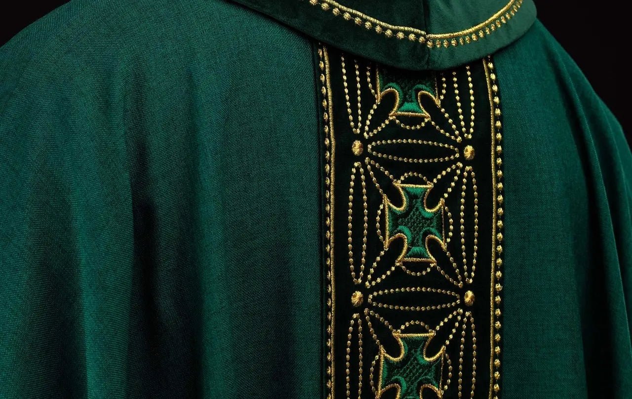 Chasuble liturgique avec ceinture richement décorée de croix en vert