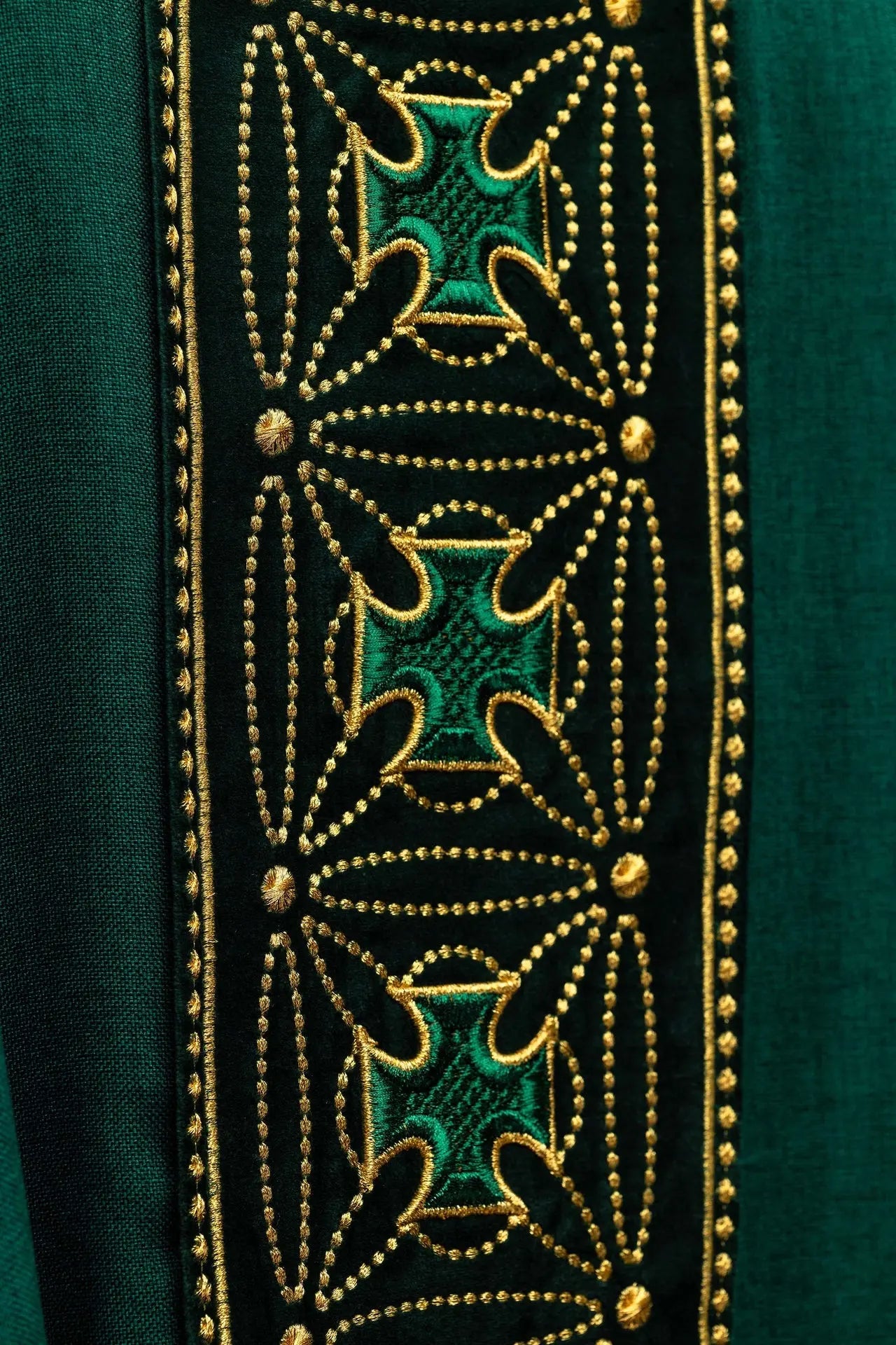 Chasuble liturgique avec ceinture richement décorée de croix en vert