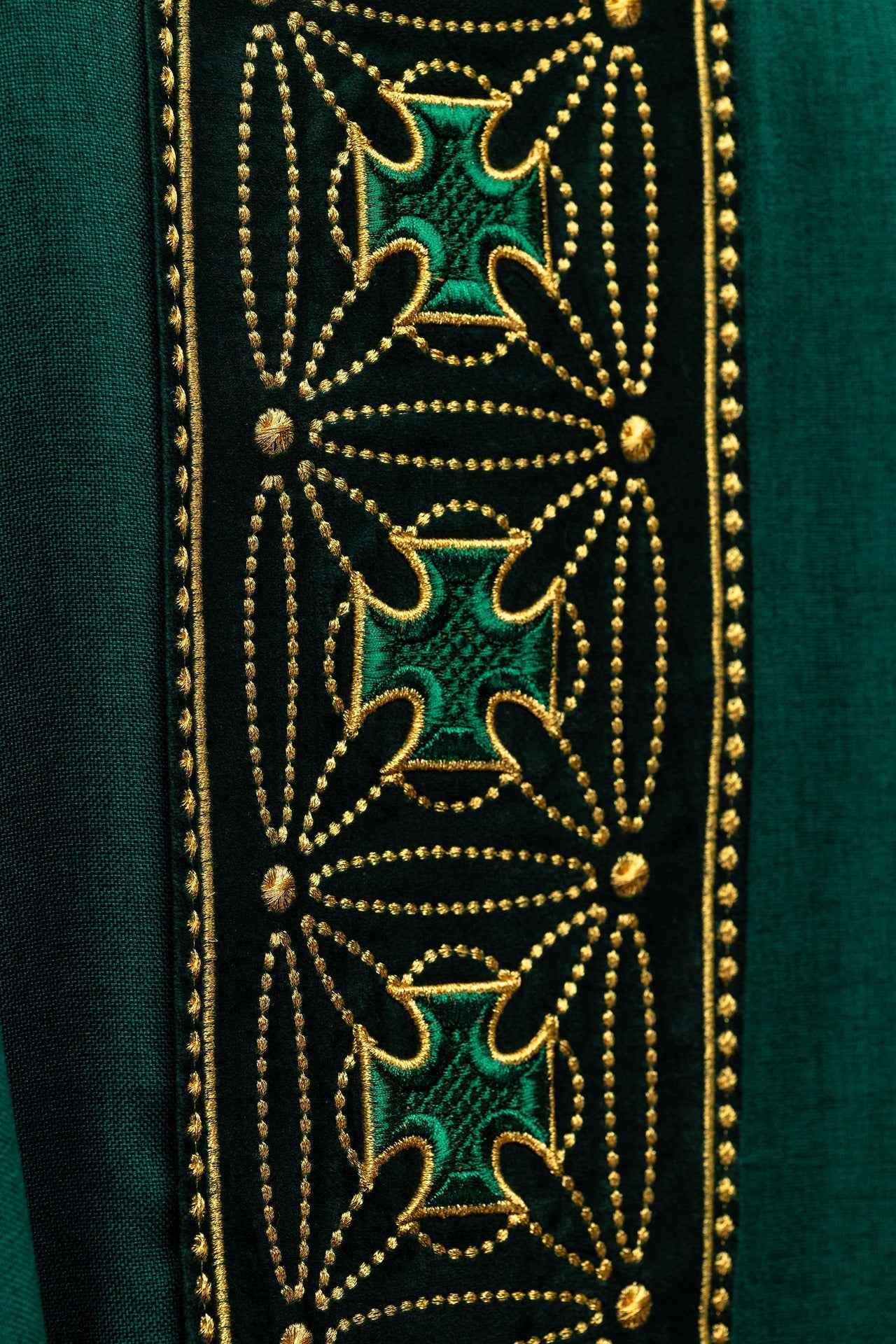 Chasuble liturgique avec ceinture richement décorée de croix en vert