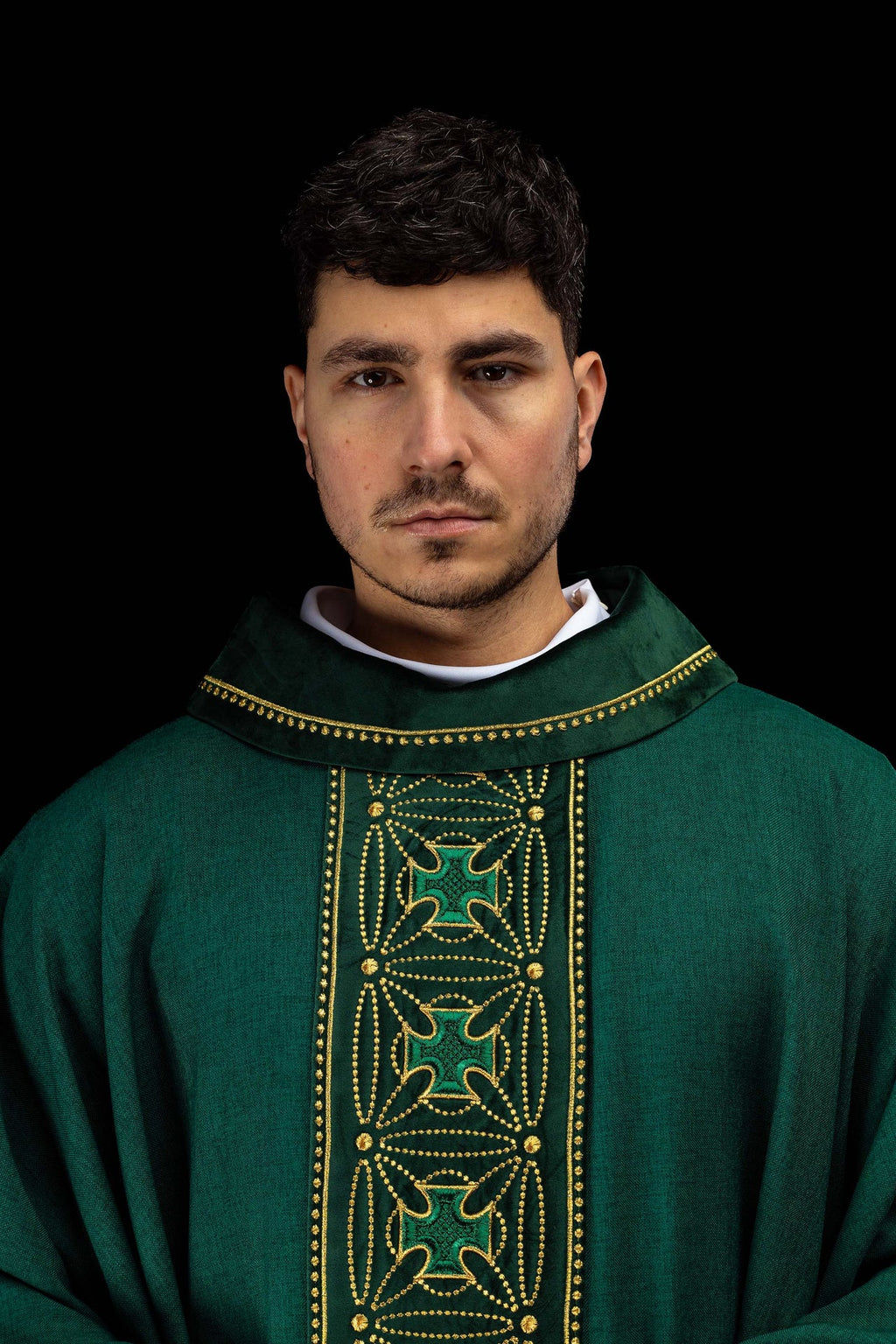 Chasuble liturgique avec ceinture richement décorée de croix en vert