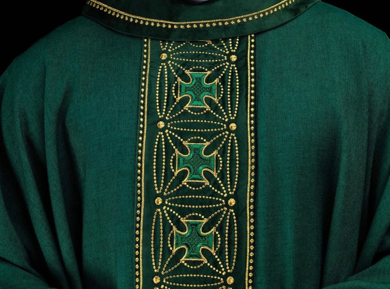 Chasuble liturgique avec ceinture richement décorée de croix en vert