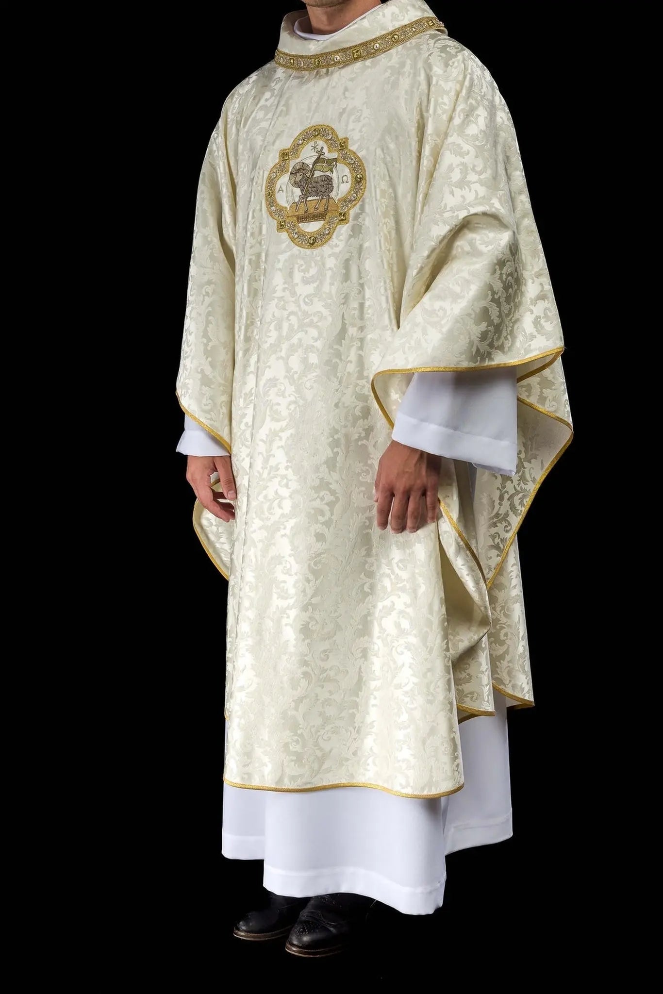 Chasuble avec agneau pascal cousu sur tissu décoratif