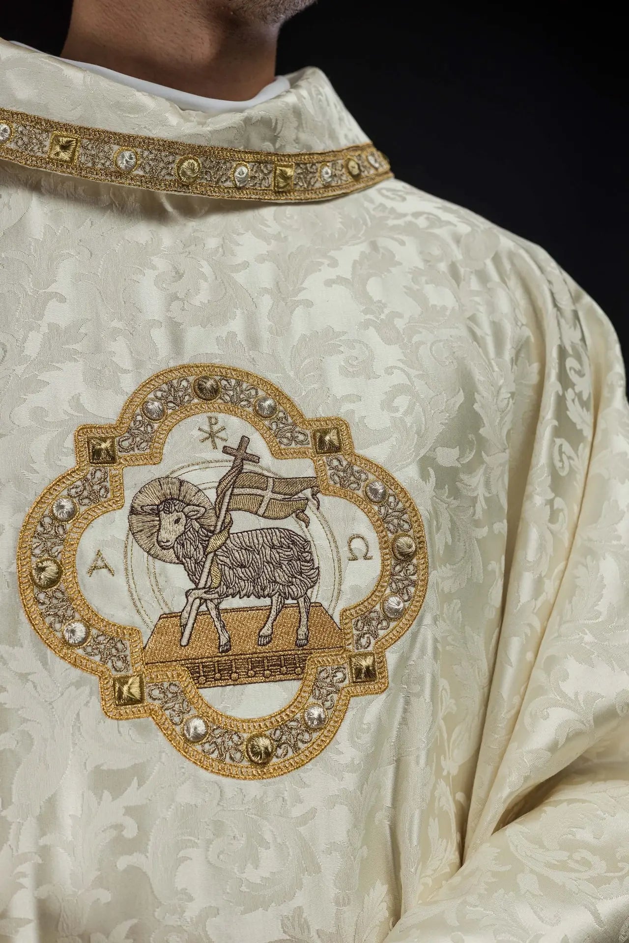 Chasuble avec agneau pascal cousu sur tissu décoratif