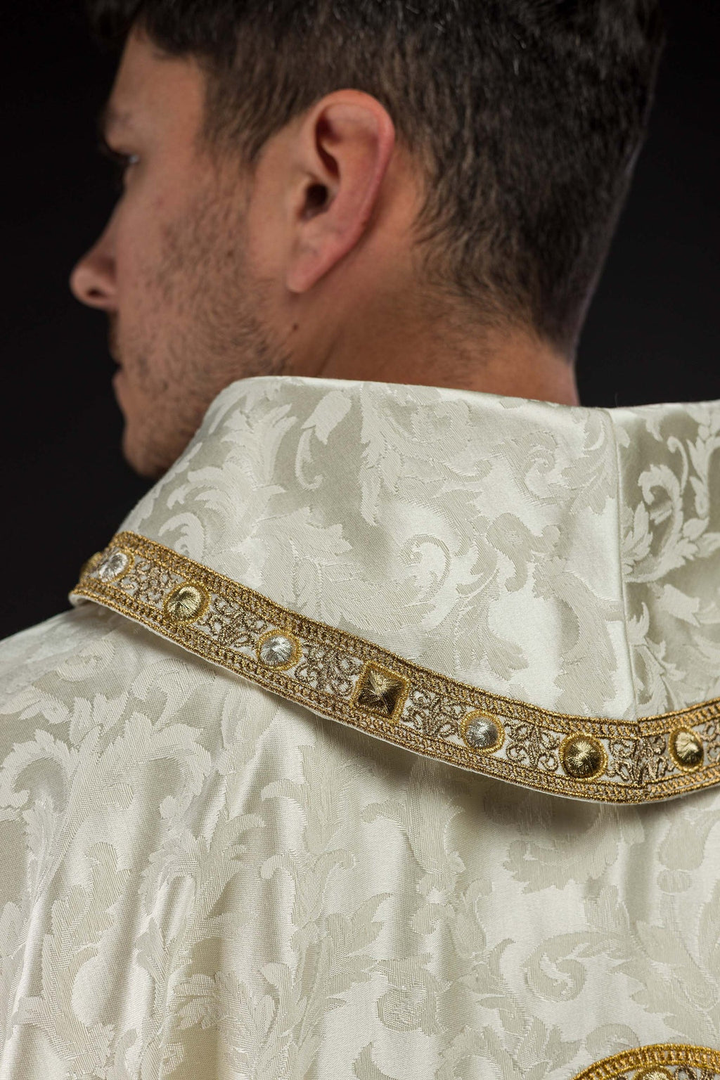 Ornat z barankiem wielkanocnym uszyty na ozdobnej tkaninie - ORNATY.PL