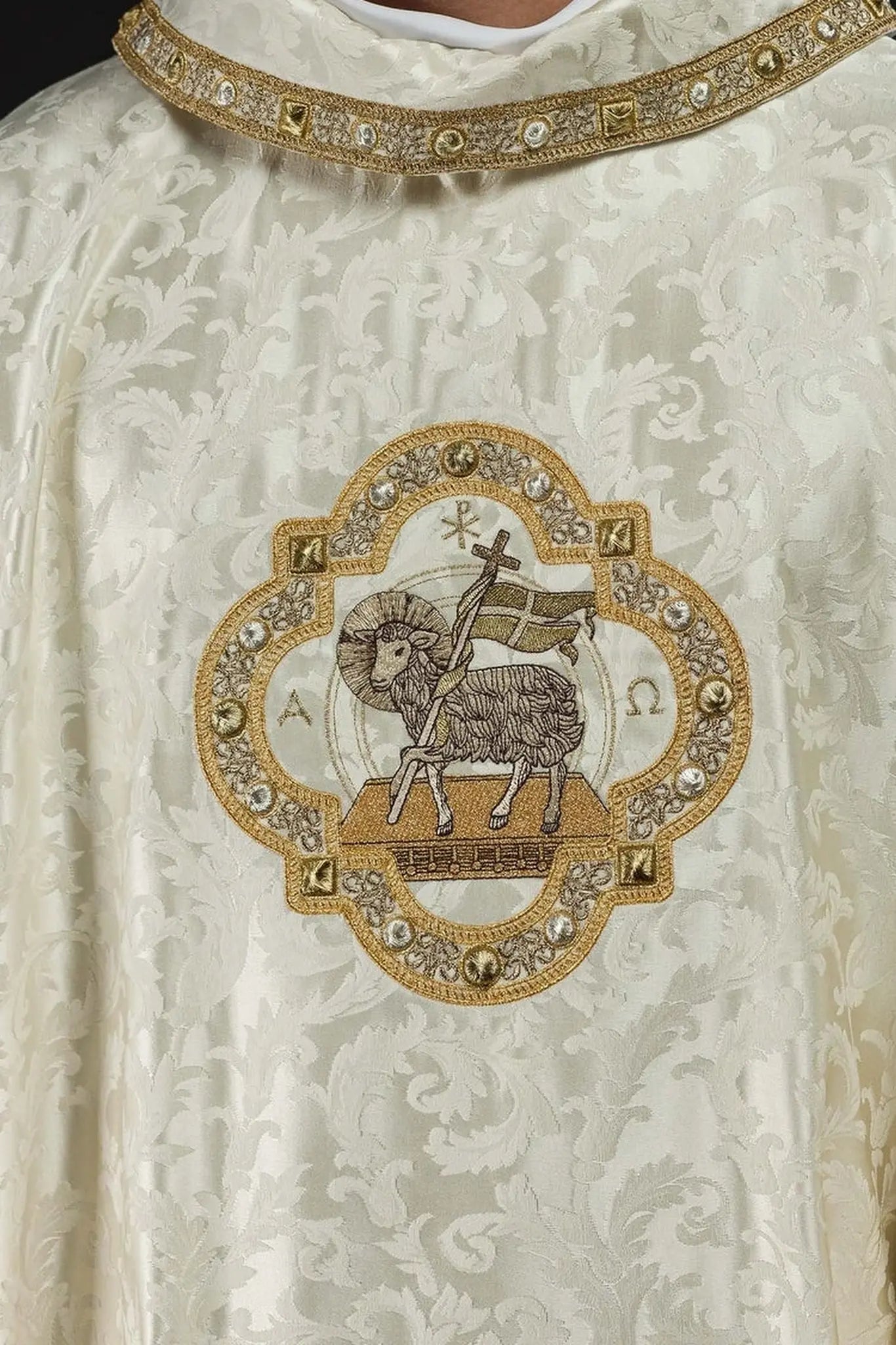 Chasuble avec agneau pascal cousu sur tissu décoratif