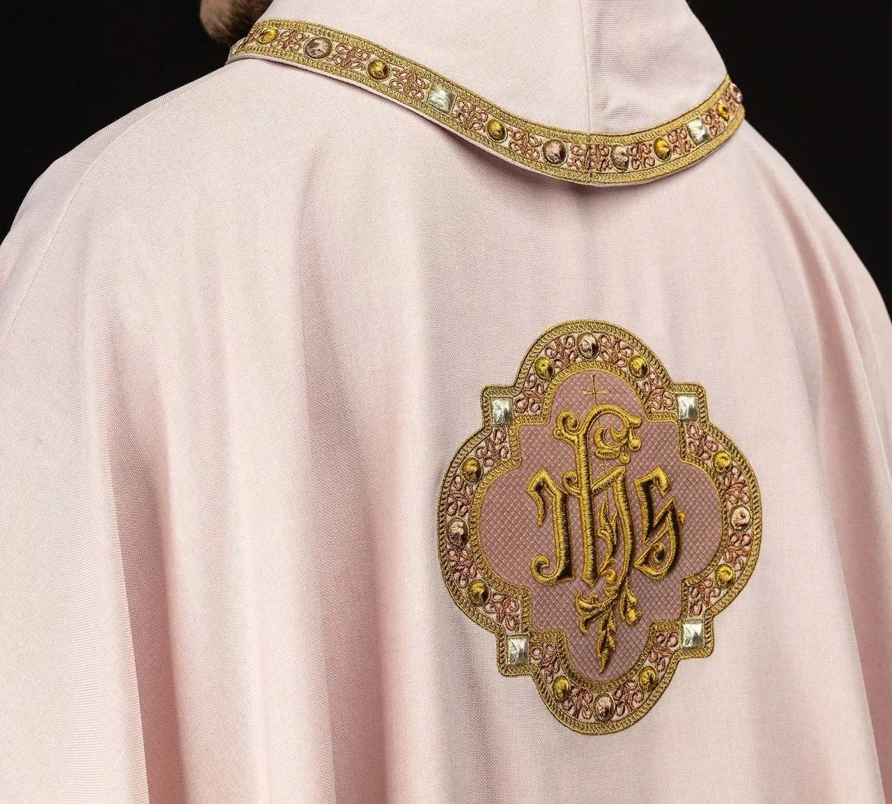 Chasuble rose avec broderie IHS et bordure décorative