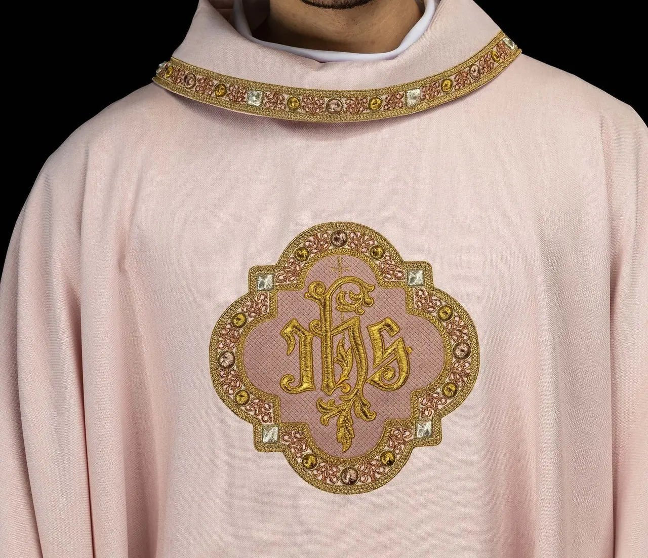 Chasuble rose avec broderie IHS et bordure décorative